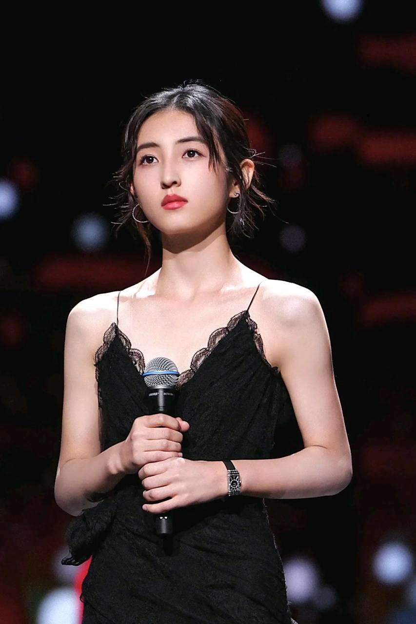 一件黑色蕾丝吊带裙小秀性感  张子枫的确长了一张电影脸,美的并不