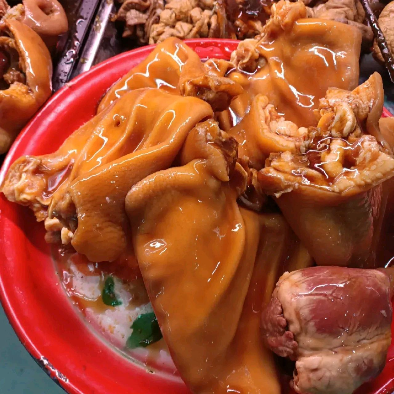 今天上午我到某辉超市买菜,来到卤肉摊,买了一斤卤猪头肉,价格为19元.