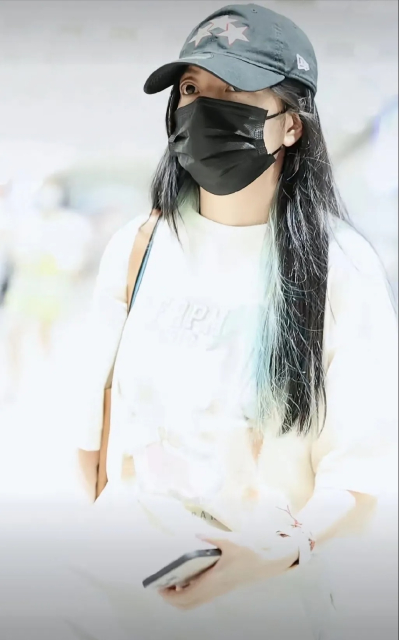 47岁赵薇近况凄凉,身材发福变胖,皱纹变多老了憔悴了.