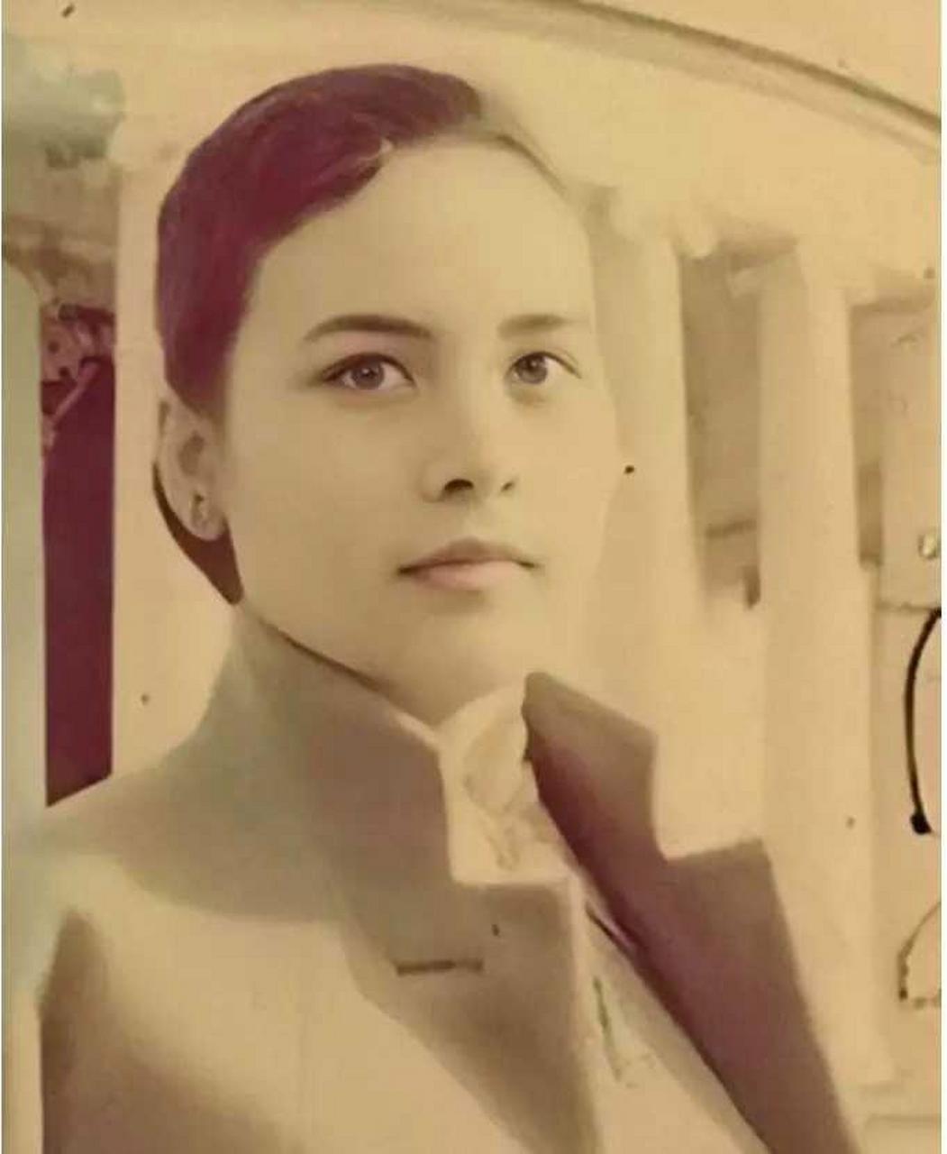 蒋孝章是蒋经国与苏联妻子蒋方良唯一的女儿,1938年出生于苏联.