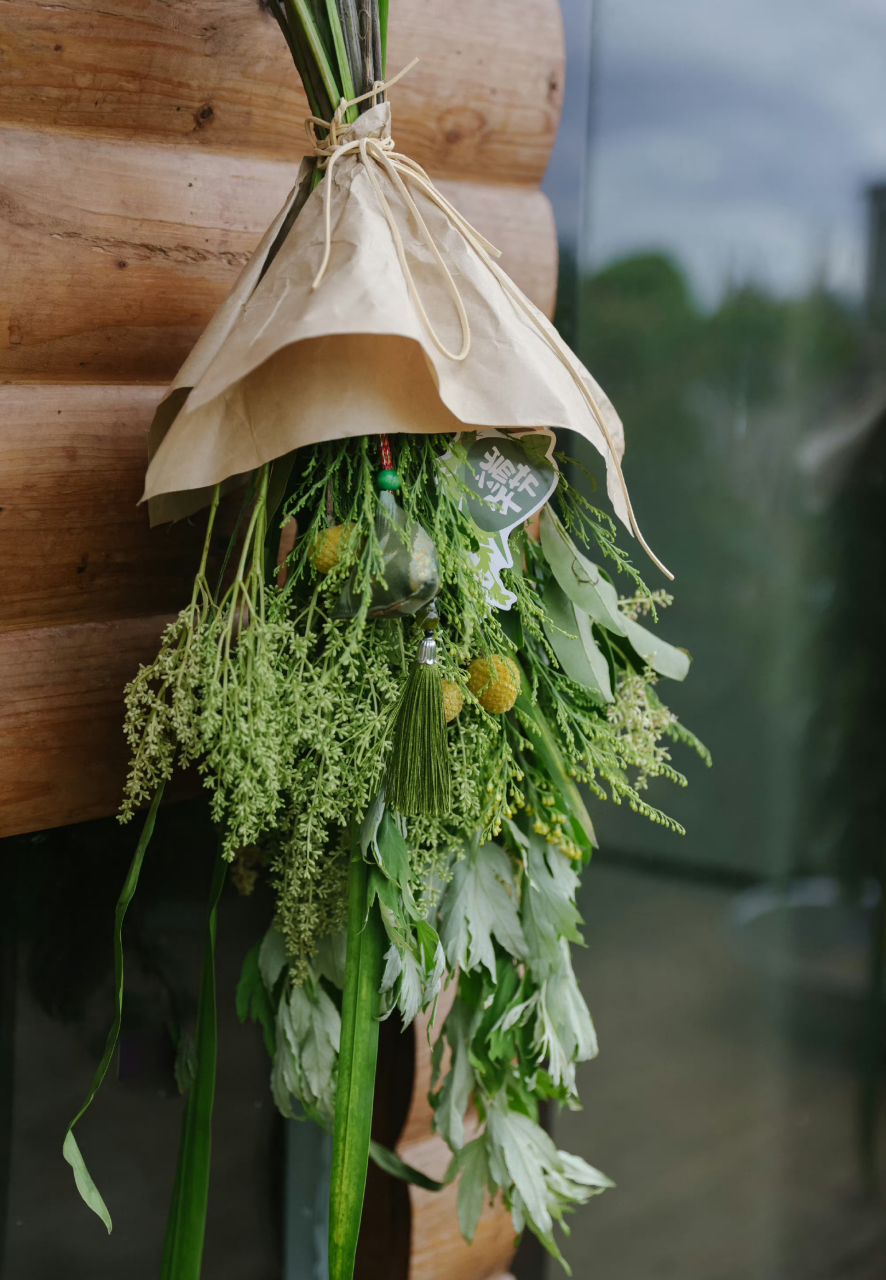 门悬蒲剑斩千邪" 端午,在门上挂上用艾草菖蒲门挂,配上手工香囊,驱赶