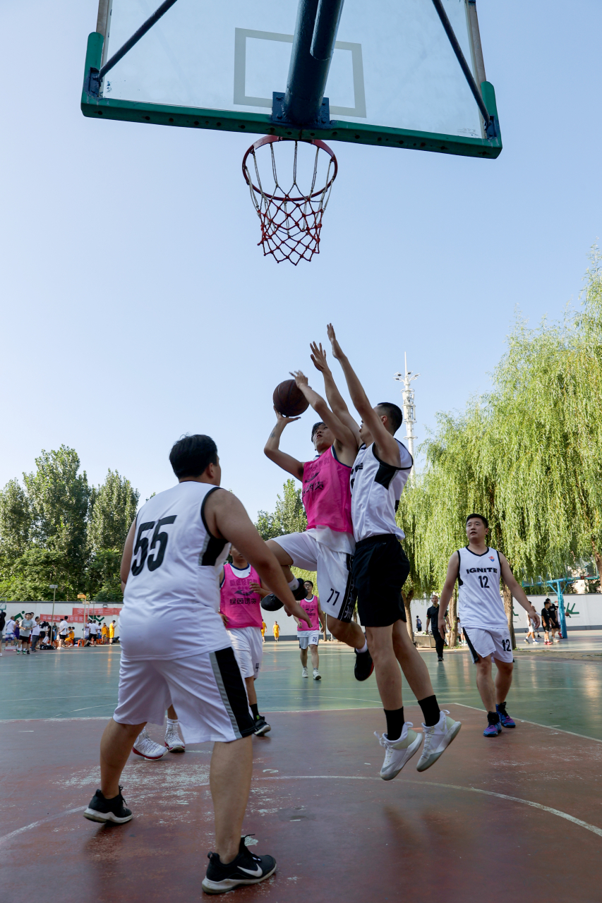 安阳市第二中学第九届校友篮球联谊赛开赛 安阳日报记者 李中华 摄  7