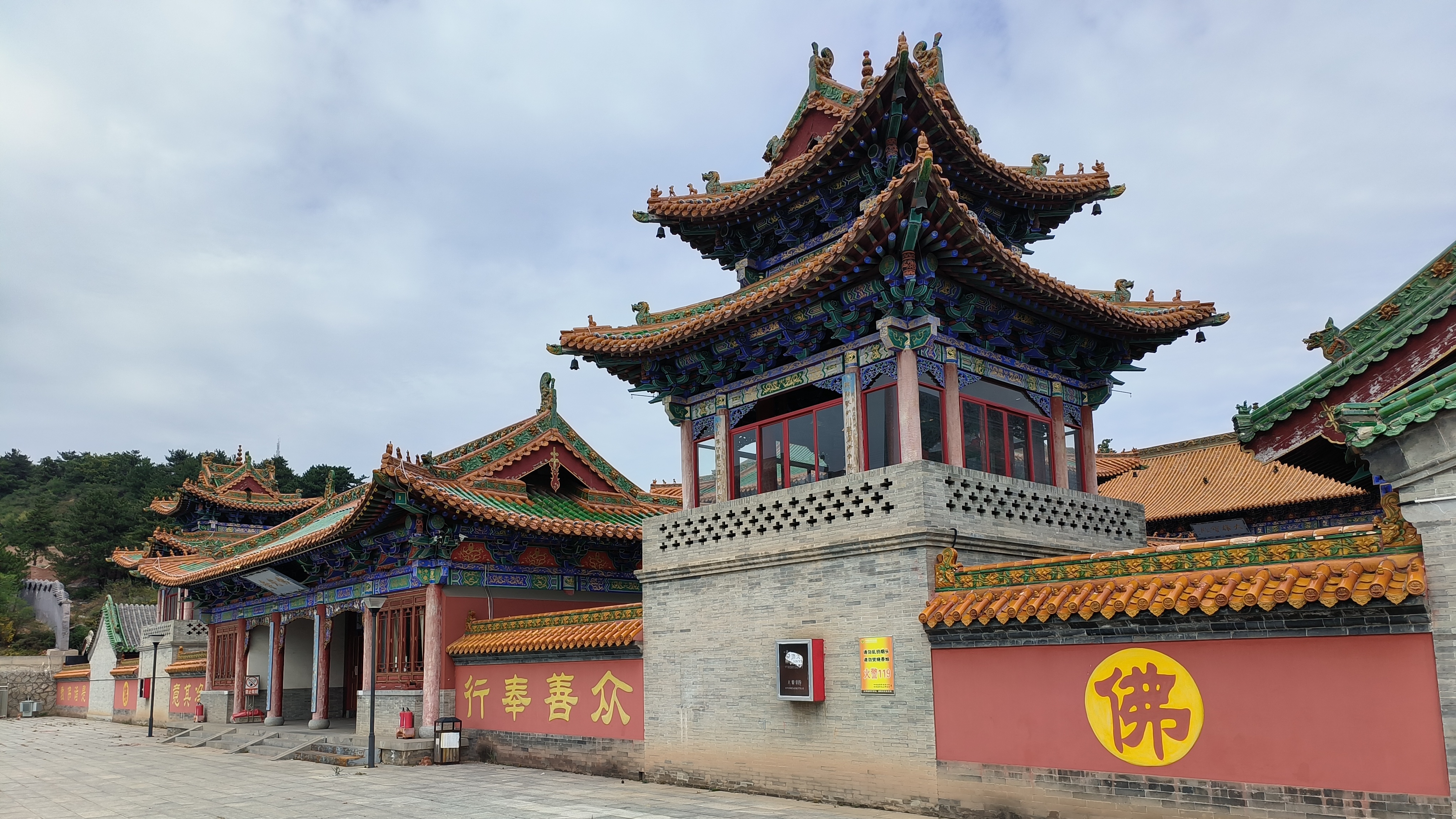 山西和顺佛光寺,普贤金身如金顶,雕栏玉砌似瑶台