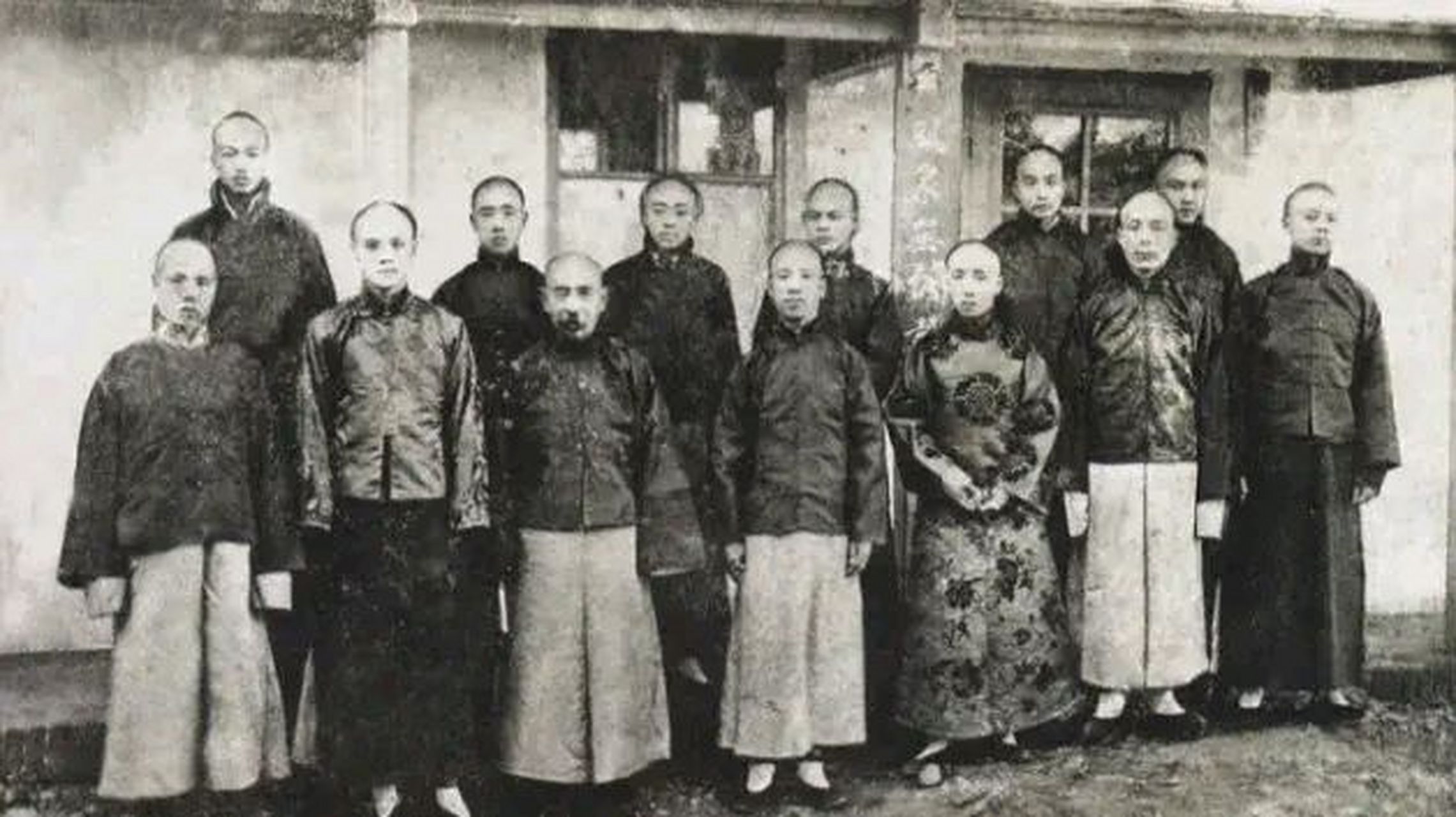 1898年9月,谭嗣同的妻子李闺想尽办法来狱中看望丈夫.