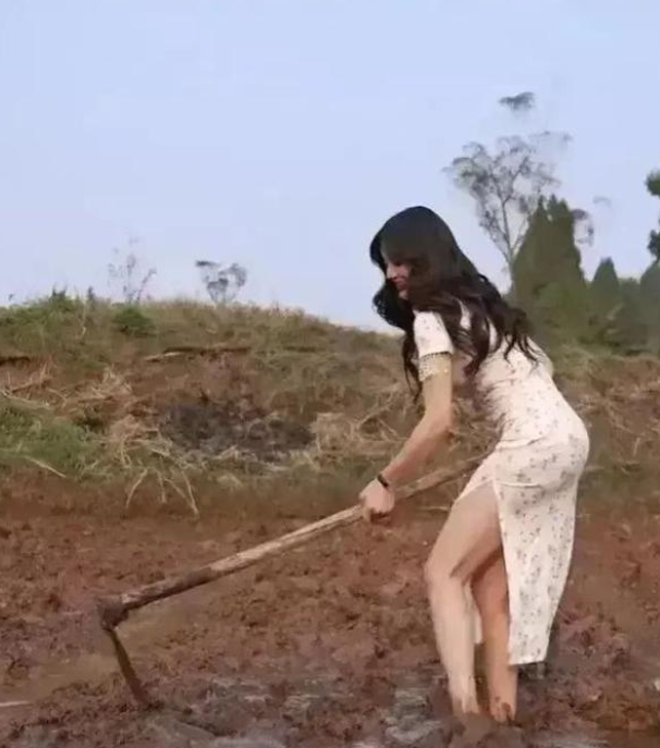 一女子穿旗袍高跟鞋下地干活,网友表示:拍点什么不好,没法理解