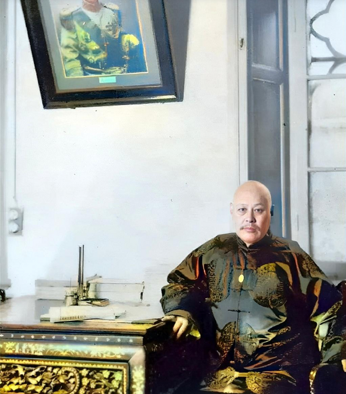 1936年,62岁的吴佩孚正襟危坐时的一张照片,照片中的他身材稍有发福