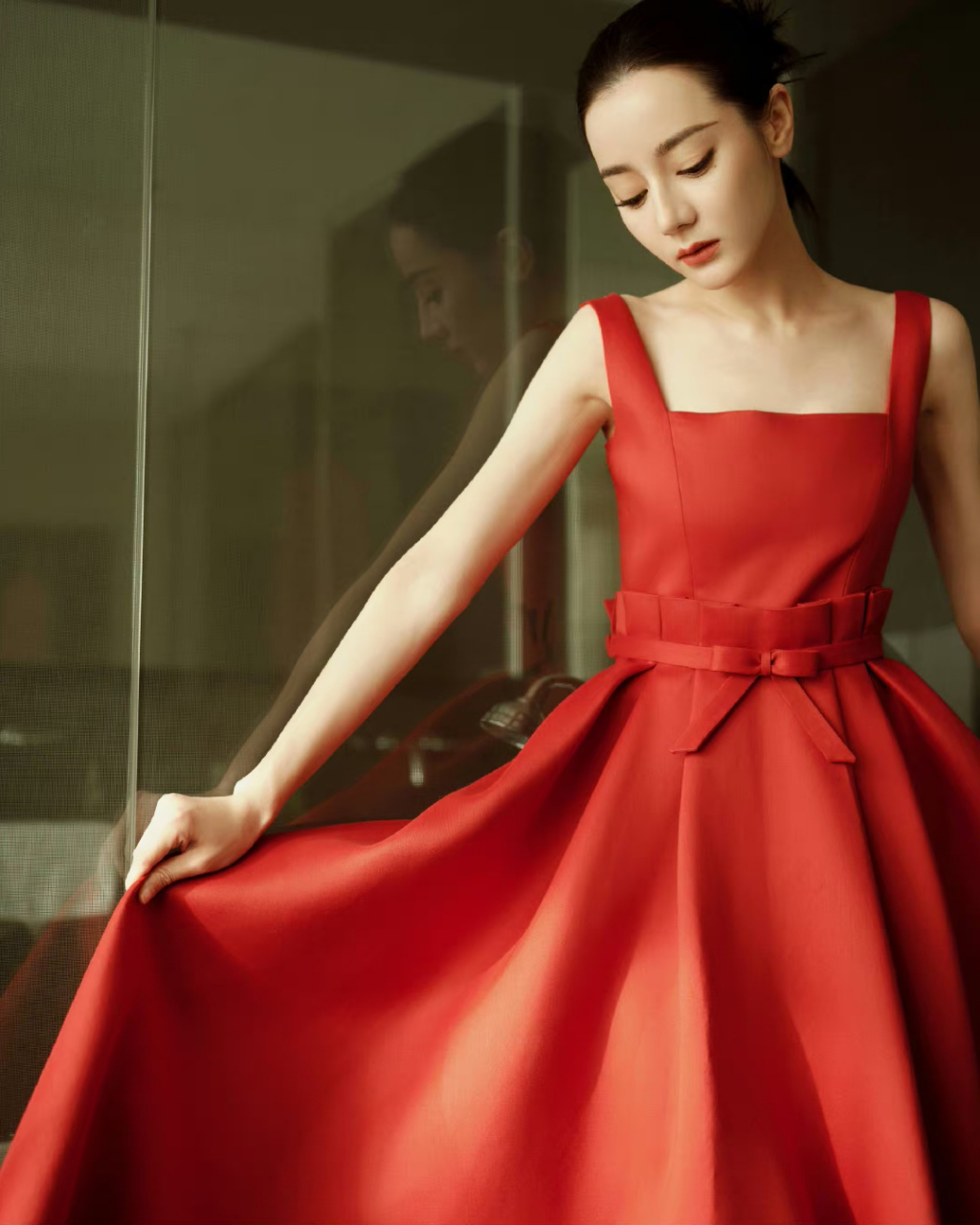 迪丽热巴# 一袭红色吊带连衣裙,雪肤玉貌的容颜,白皙细嫩的肩颈线