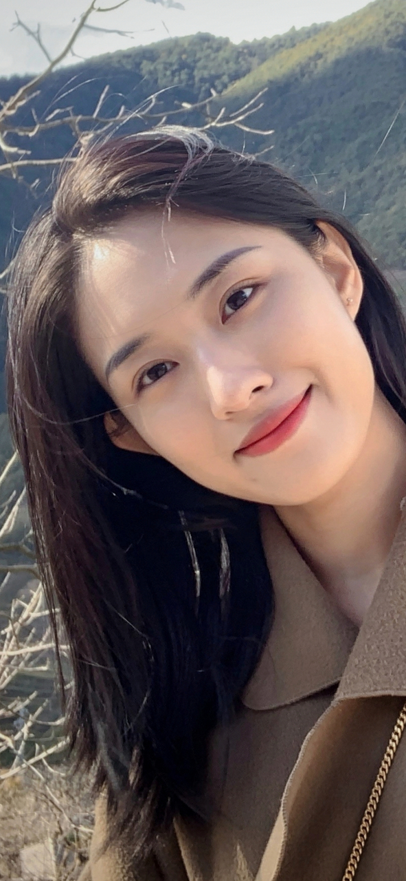 长发气质美女李嘉慧[鲜花]