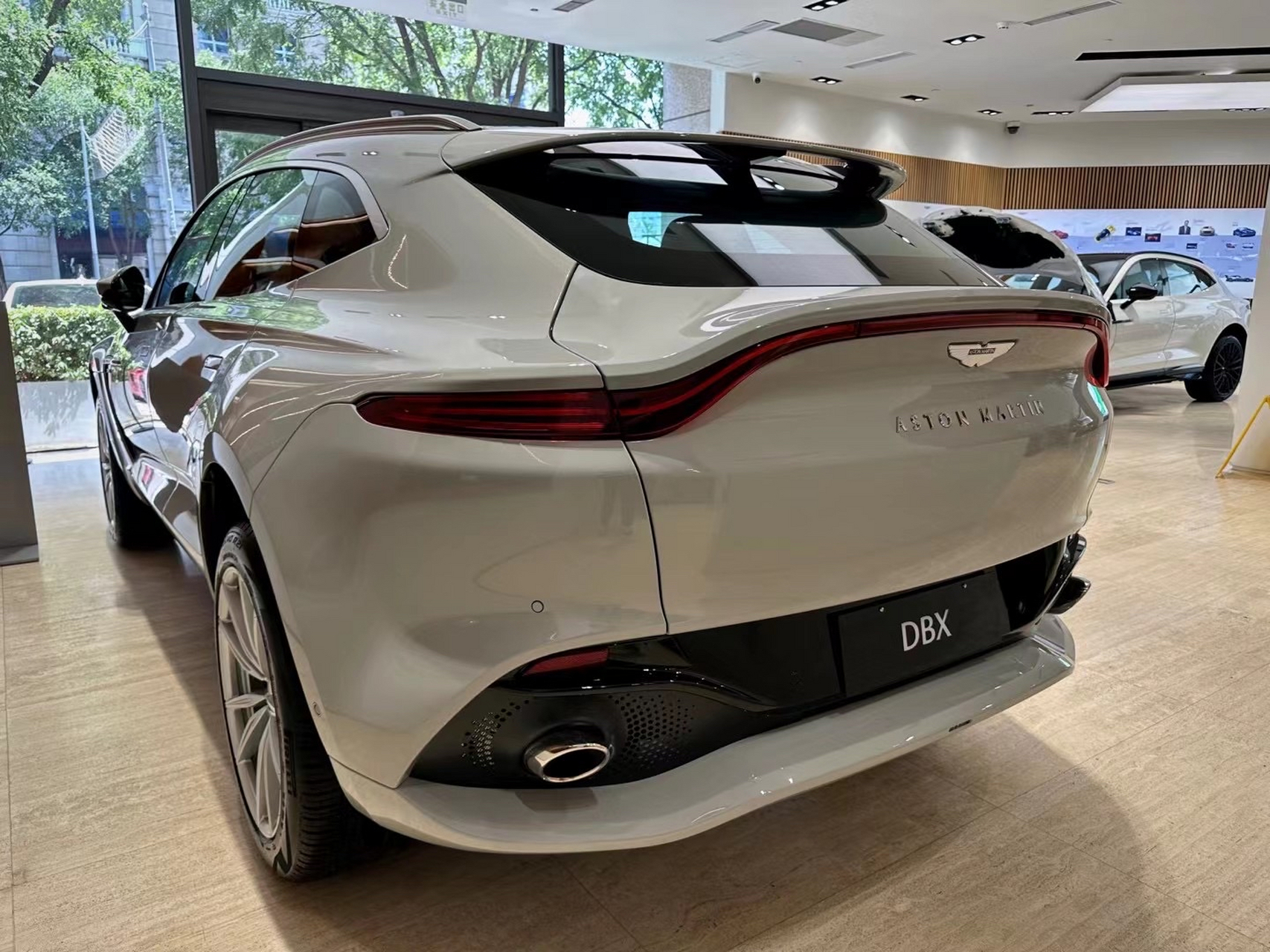 阿斯顿马丁dbx越野