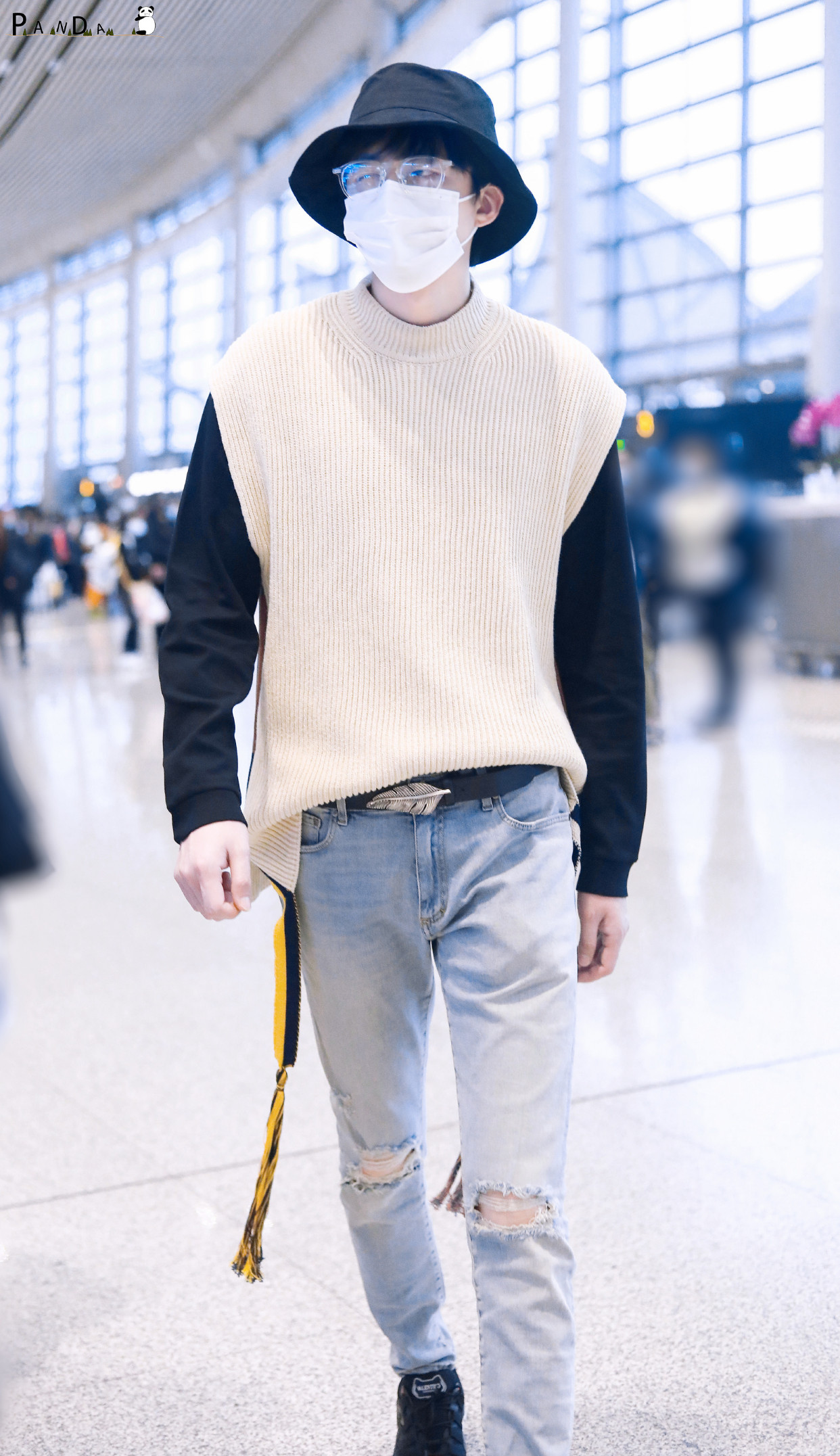 刘宇宁机场街拍,整体型男风范十足