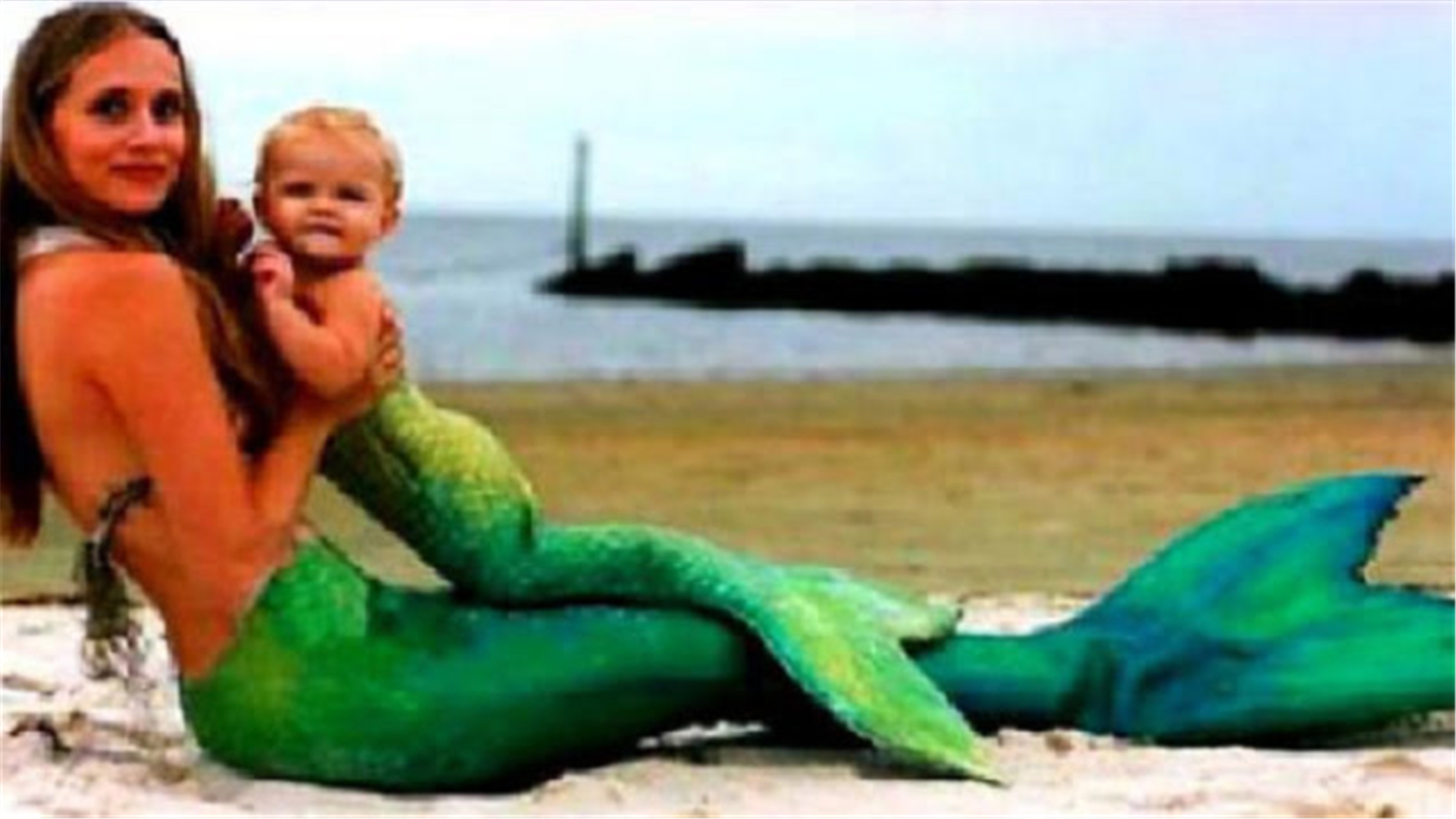 国外女子痴迷美人鱼,连宝宝都穿上“人鱼尾巴”,看完太美了!