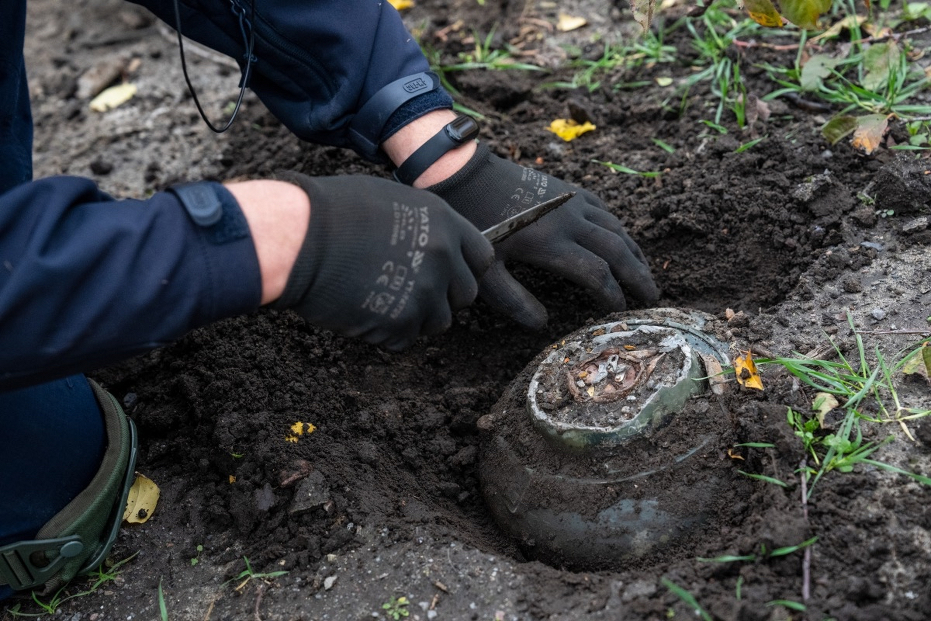俄军为了应对乌克兰的进攻,在前线地区埋设了大量地雷,包括普通地雷