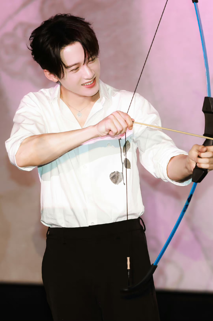 怎么感觉檀健次怎么突然就长得这么惊艳了,褪去了肉嘟嘟的婴儿脸,一股