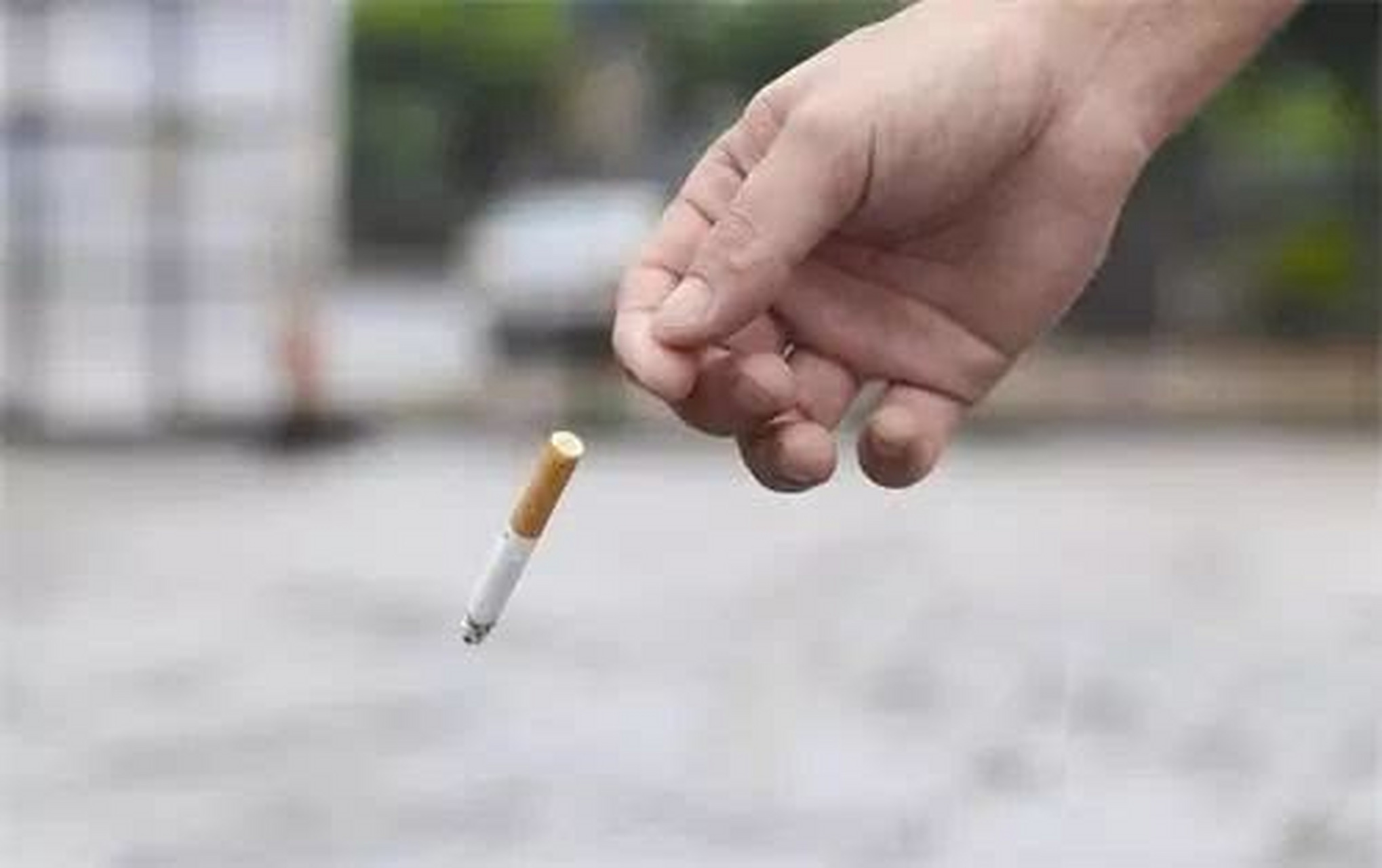 刘雅瑟多次向地上扔烟头,动作娴熟一看都是"惯犯",道歉可信吗?