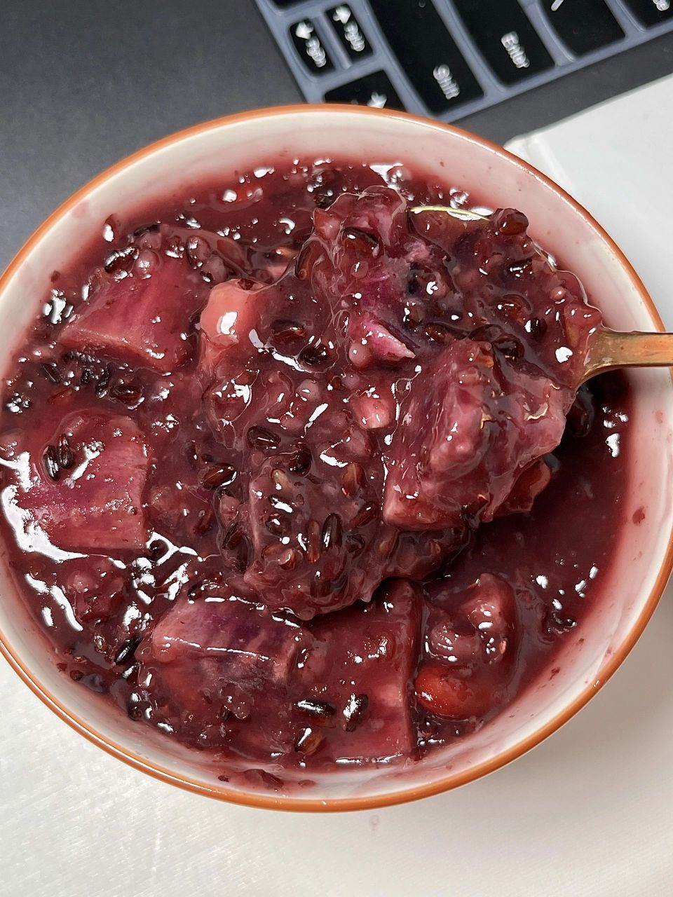 三伏天女孩子一定要多喝!紫薯血糯米牛奶粥!简直就是神仙美味呀!