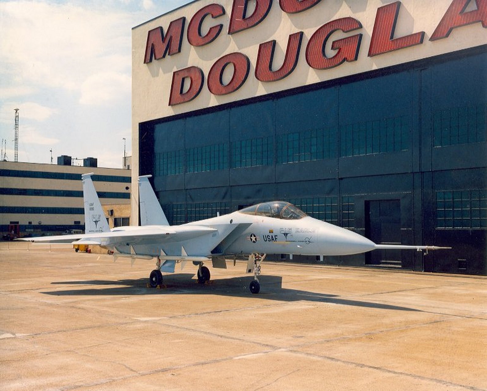 时间回到1972年,照片中的白色战机就是赫赫有名的f15原型机.