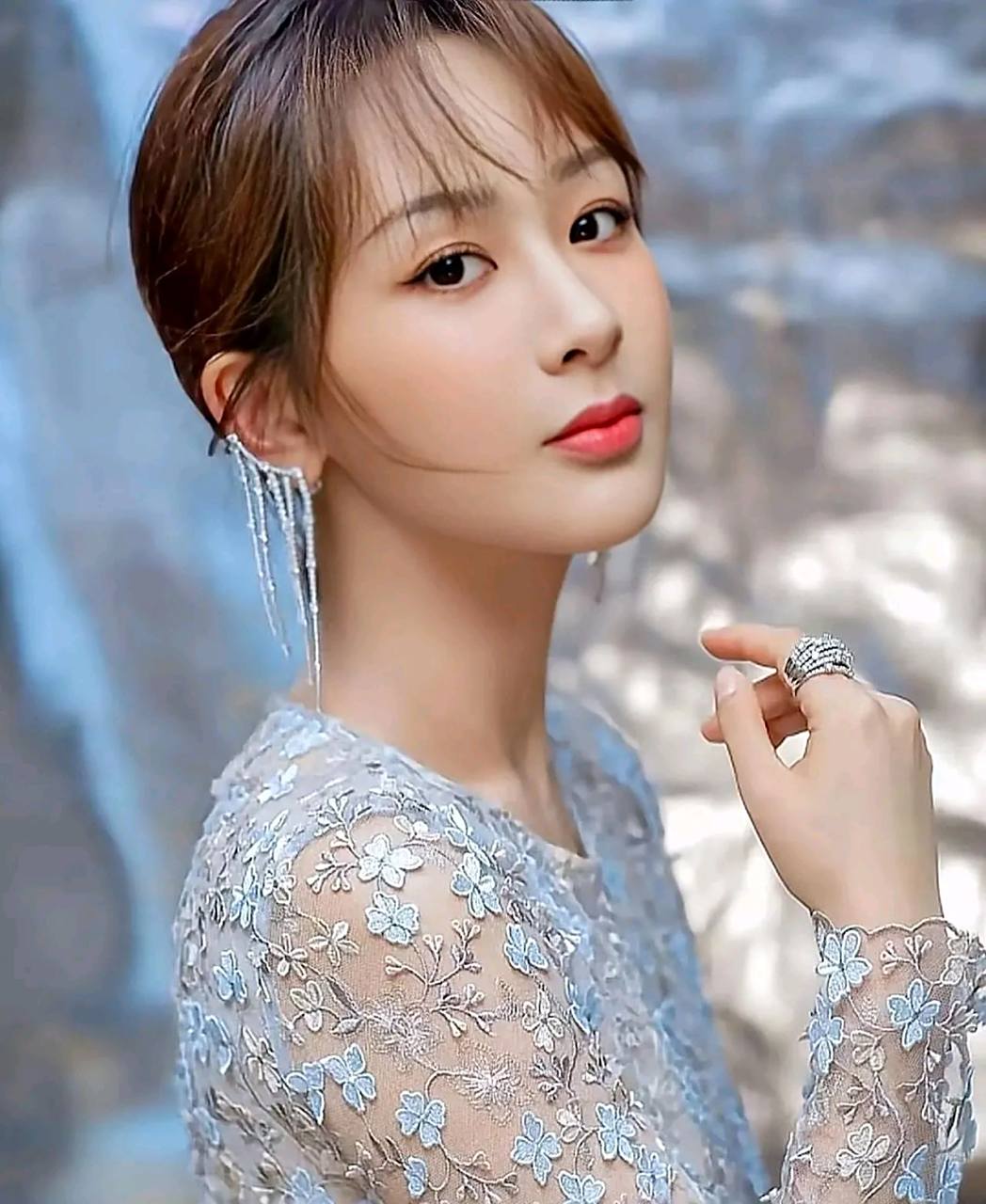 杨柴  神仙的颜值,理想中温柔体贴的微笑,相信你付出所有的经历都会有