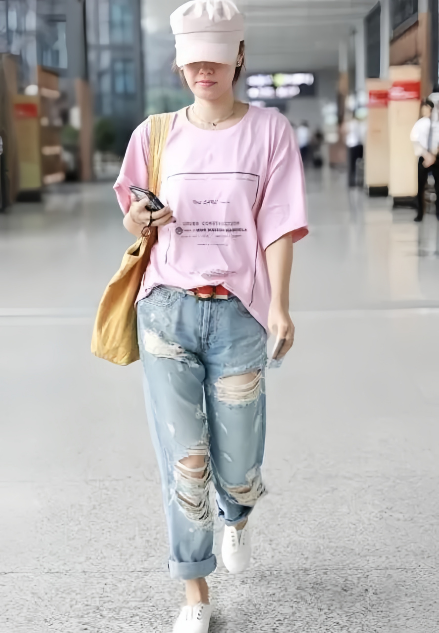 马伊琍依然保持着她的迷人魅力和女人味,尽管已经步入中年.