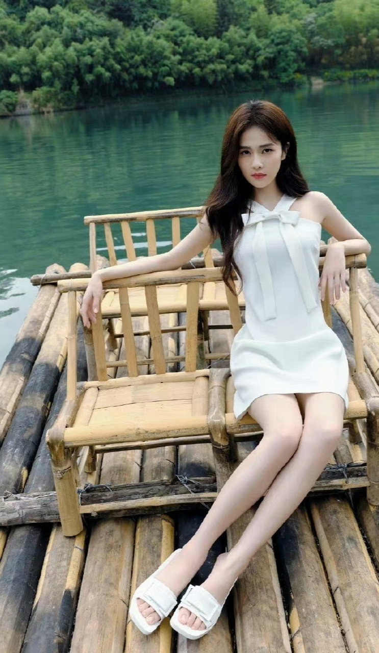 白鹿的腿自带高光,我趣,白鹿腿白到反光这是什么程度,真的是自带高光