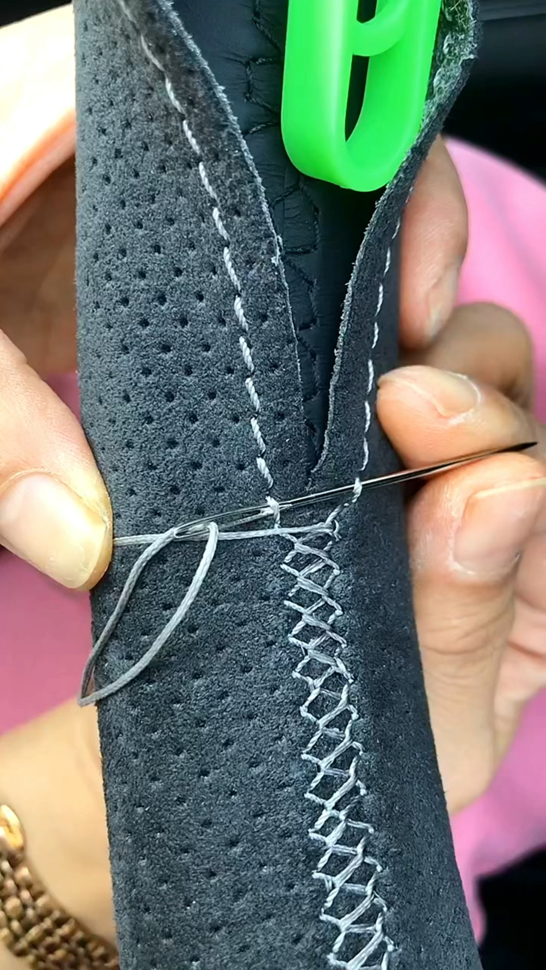 近距离带你了解手缝汽车方向盘套单针缝制走线