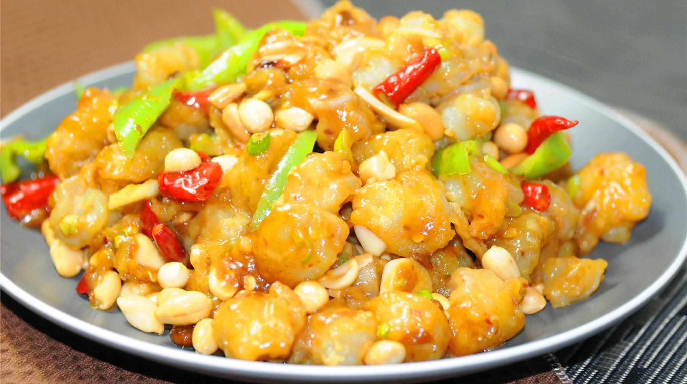 花生炒鸡蛋又香又脆,非常美味.步骤如下: 花生炒熟,冷却后去皮.