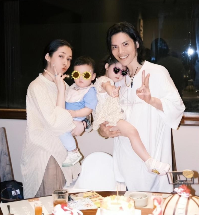 向佐儿子正脸照曝光!眉眼深邃,颜值胜爷爷.郭碧婷抱孩子引争议