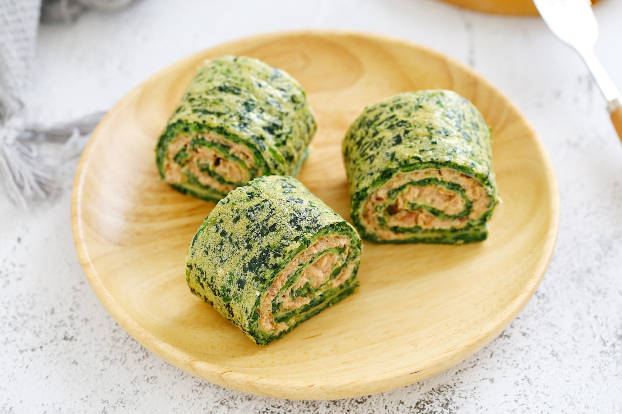 一把菠菜,三个鸡蛋,烤一烤卷上金枪鱼,营养丰富味道倍儿鲜美!