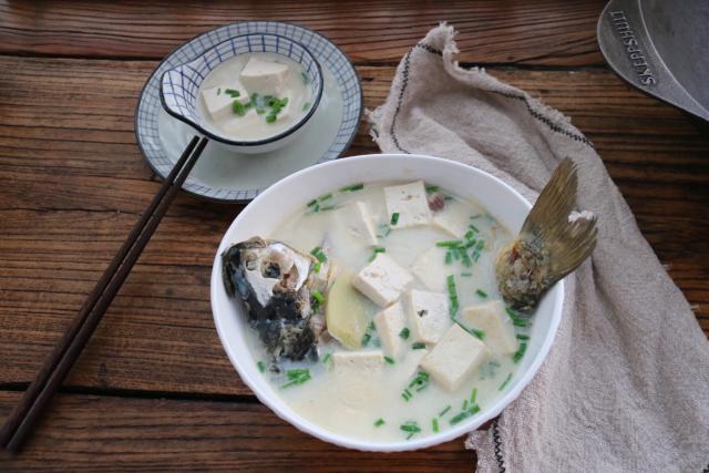 在家做鯉魚豆腐湯,關鍵就是這1步,做對了湯濃奶白,肉質鮮美