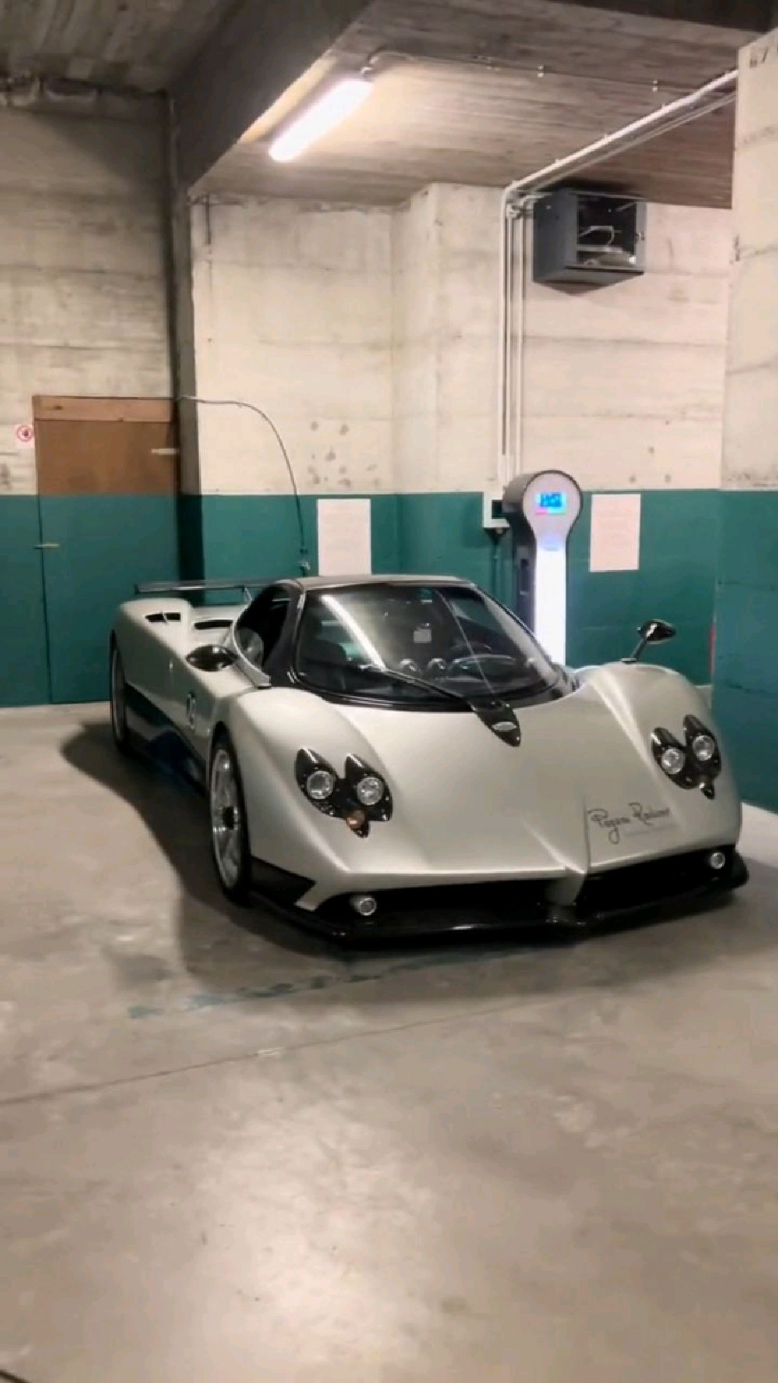 照相机的镜头,聚焦在银色帕加尼车身上.