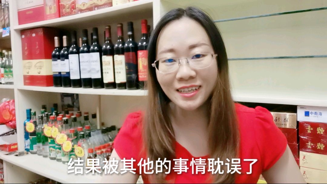 烟酒店老板打算跟上时代的潮流,调整一下烟柜和香烟的摆放,行动