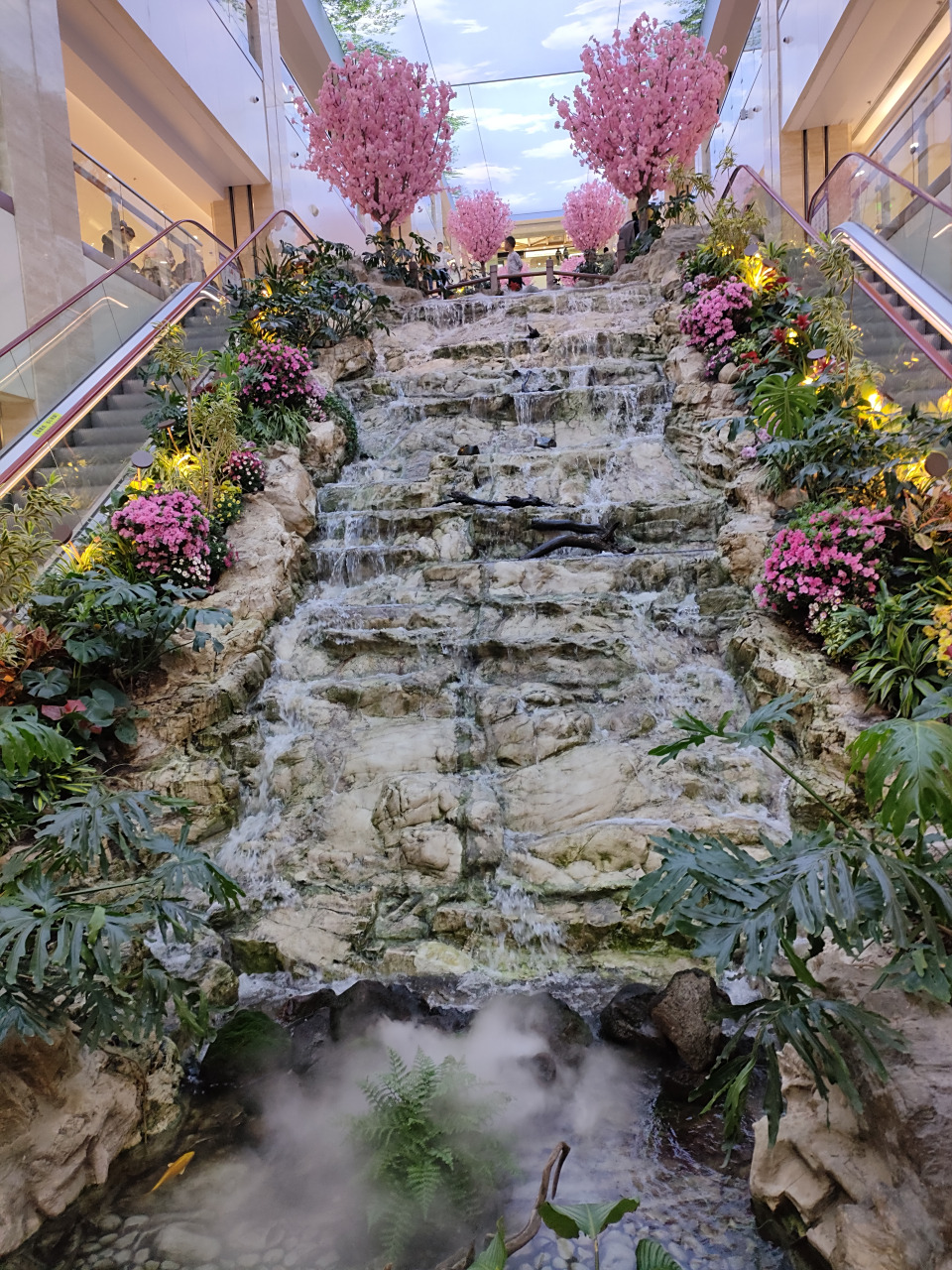 西安赛格国际商城,据说是亚洲最长的室内瀑布,还有最长的扶梯,小鸭子