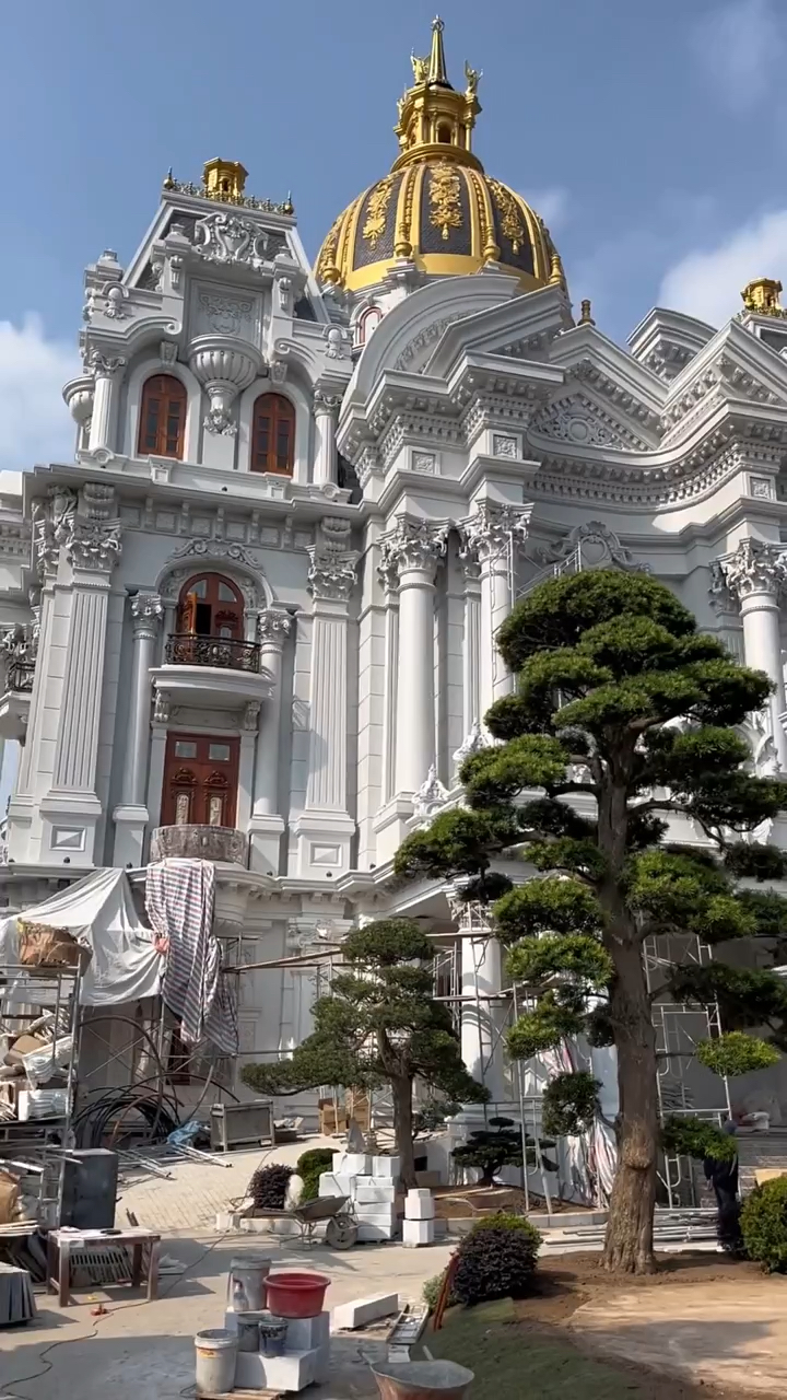 一辆豪车三年就过时了,建一栋这样的别墅三代都不会过时,你会选择豪车