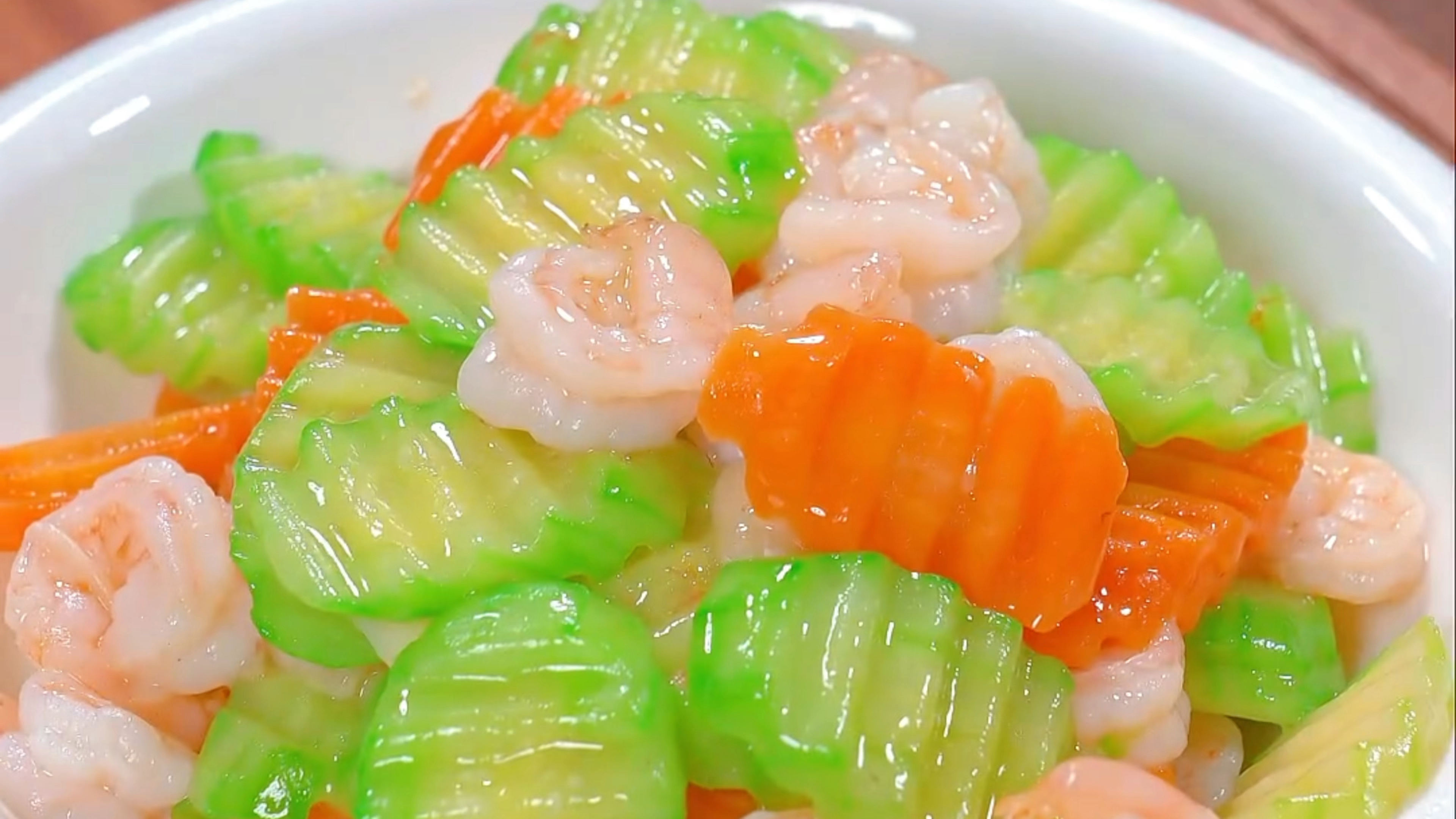 孩子不喜欢吃你做的菜,你可以试试这道青瓜炒虾仁,好看又好吃