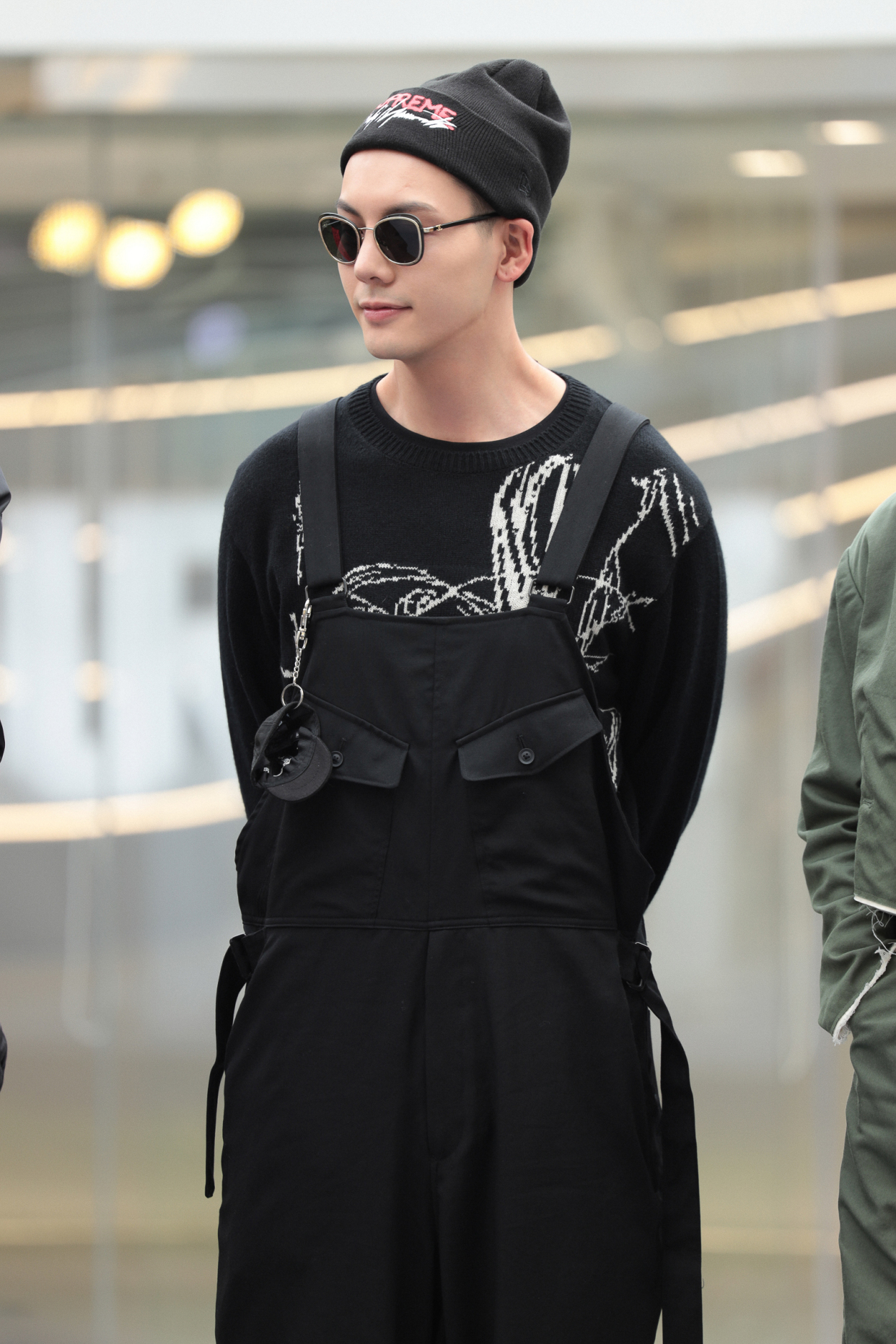 陈伟霆出席一身黑色穿搭酷帅有型,墨镜让整体造型更有亮点