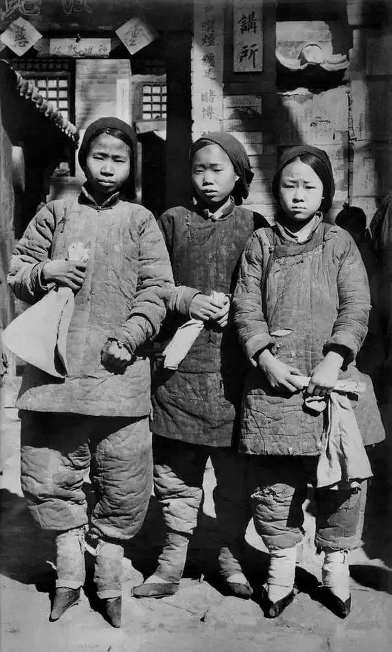 1960年代,还有些女孩偷偷缠足.