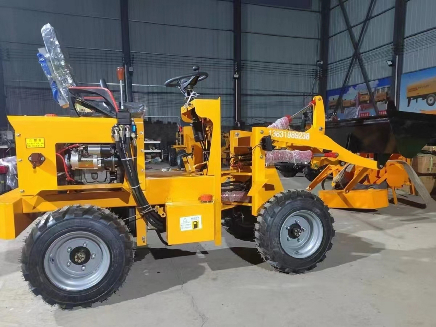 柴油四驱小铲车,一种多功能的工程机械,凭借其强大的四驱动力和灵活的