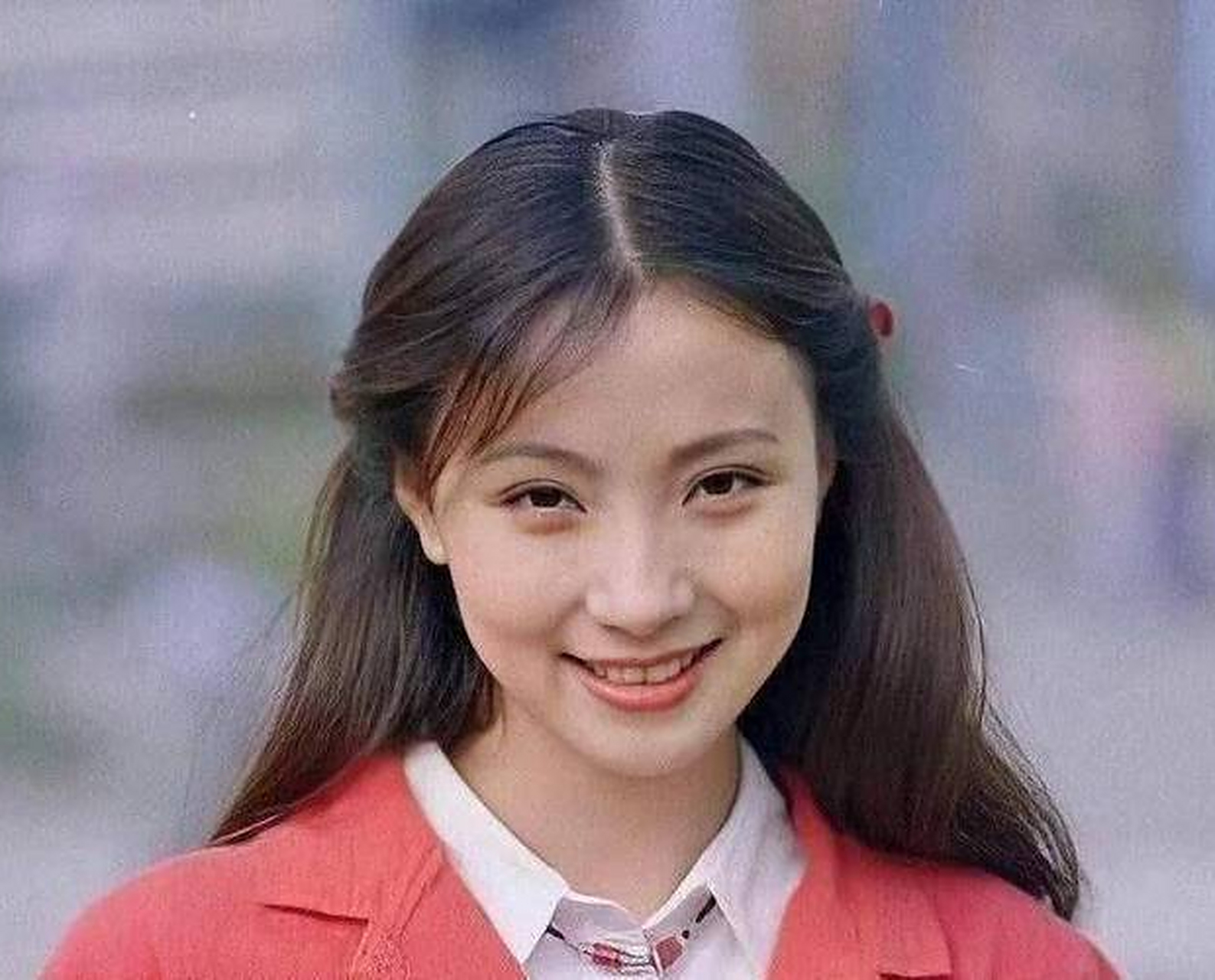 陶虹原来的眼睛挺好看的啊!天生媚态,笑起来真是摄人心魄,女人味十足!