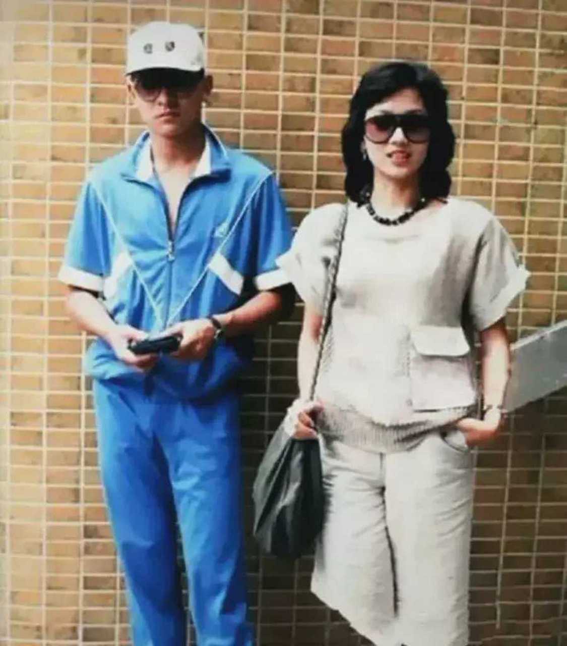 80年代,刘德华和赵雅芝同框照,两个人都戴着墨镜酷酷的样子  #娱乐