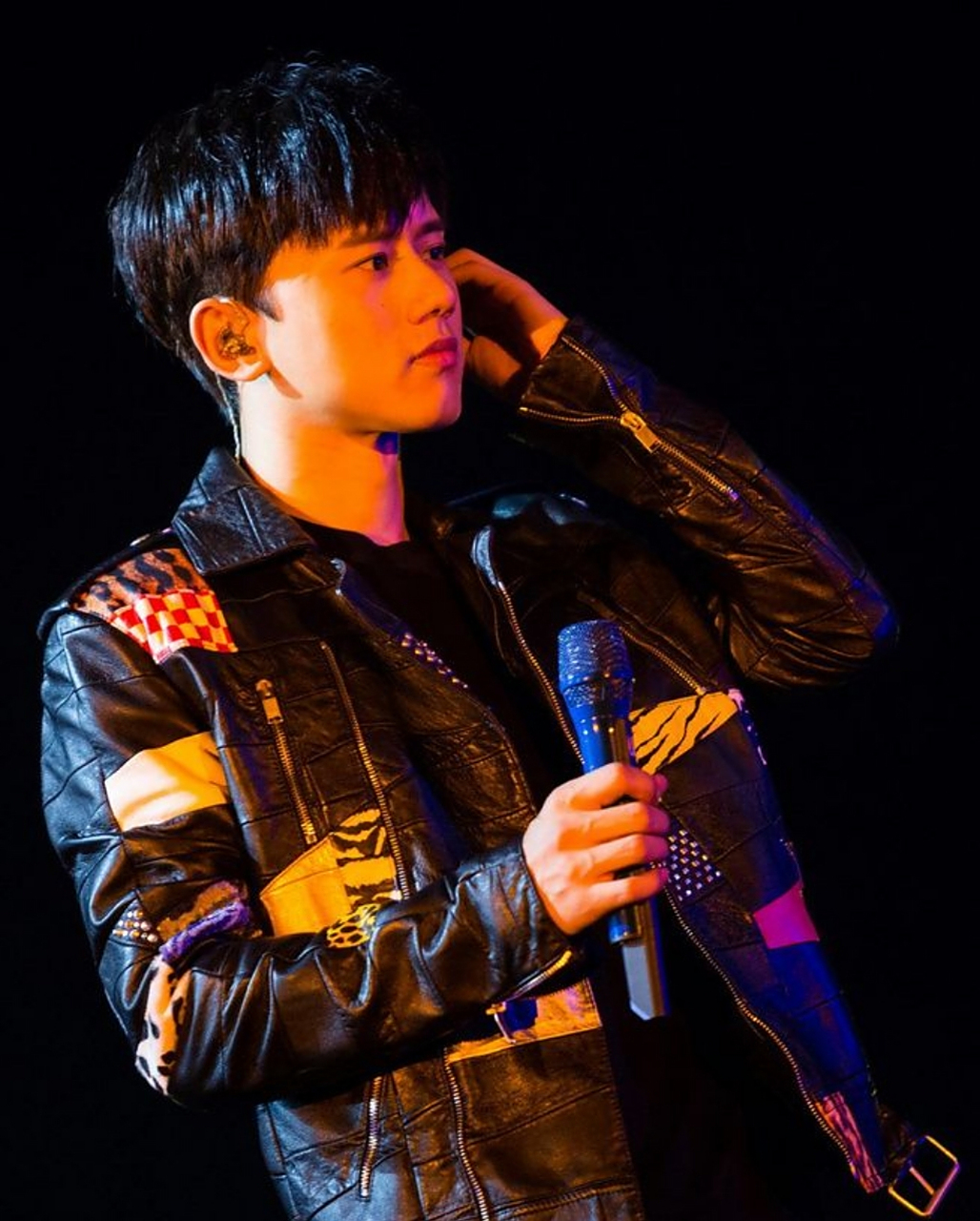 陆虎快男时期看张杰非常不顺眼# 快男时期,陆虎称自己看张杰最不顺眼