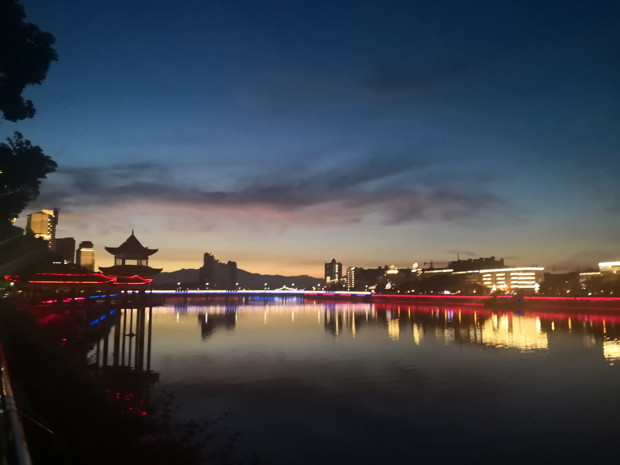 晚霞映照下的潦河两岸