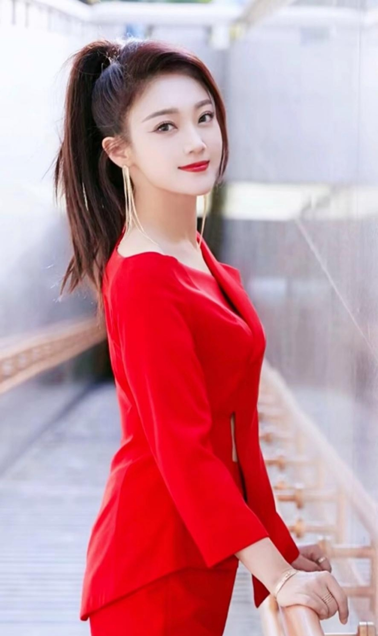 王小玮不仅容貌美丽,而且气质优雅,她的一颦一笑,一举一动都充满了