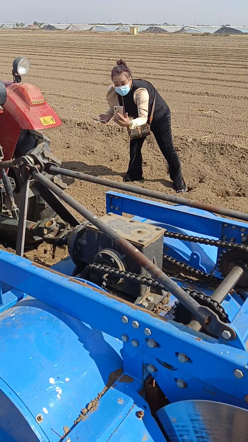 大葱大姜开沟起垄机,根据客户需求定做