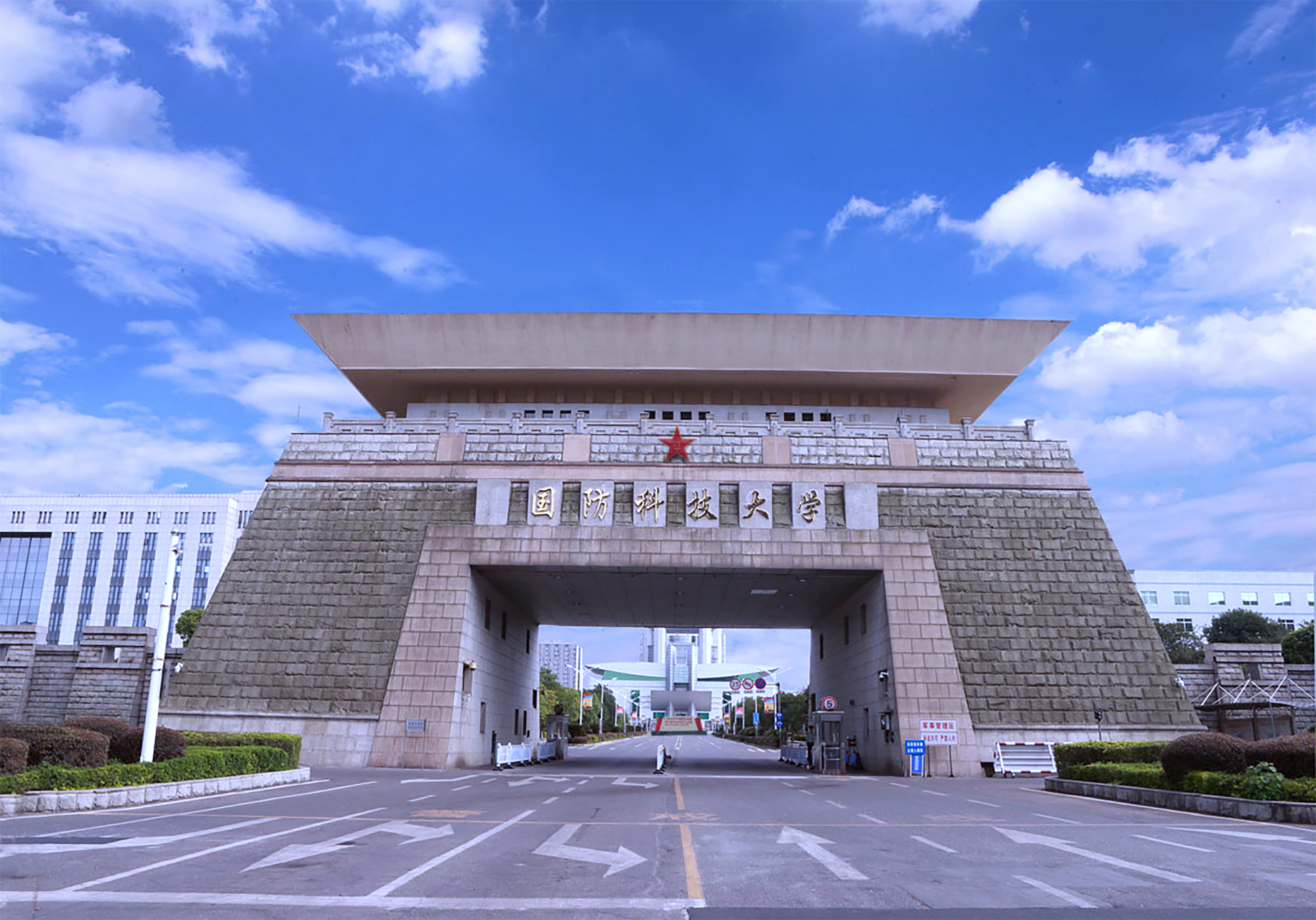 国防大学～一毕业就是军官 2.外交学院～一毕业就是外交宫 3.