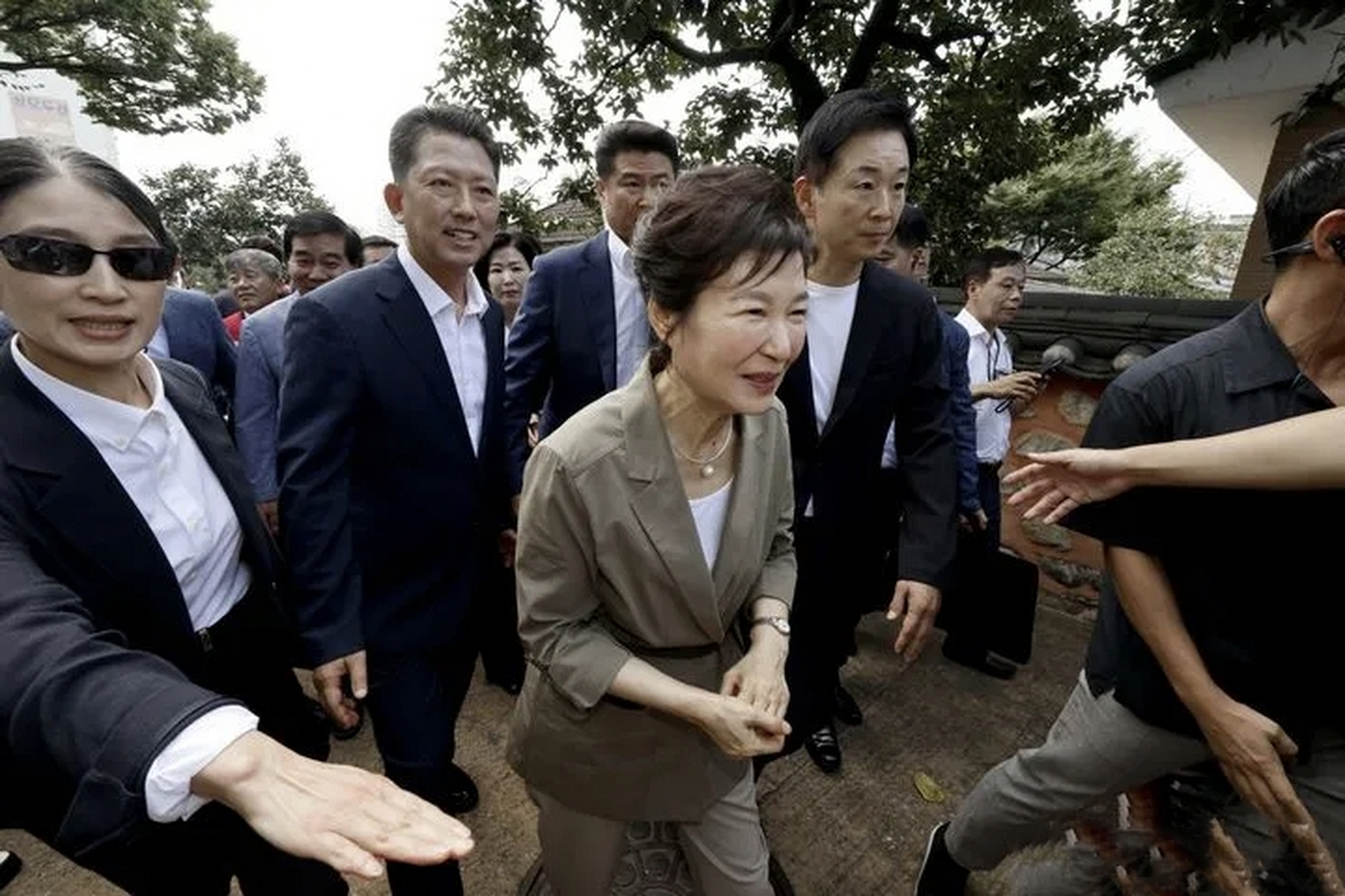 韩国前总统朴槿惠罕见营业了!71岁都这么嫩,出狱后状态果然大不同啊!