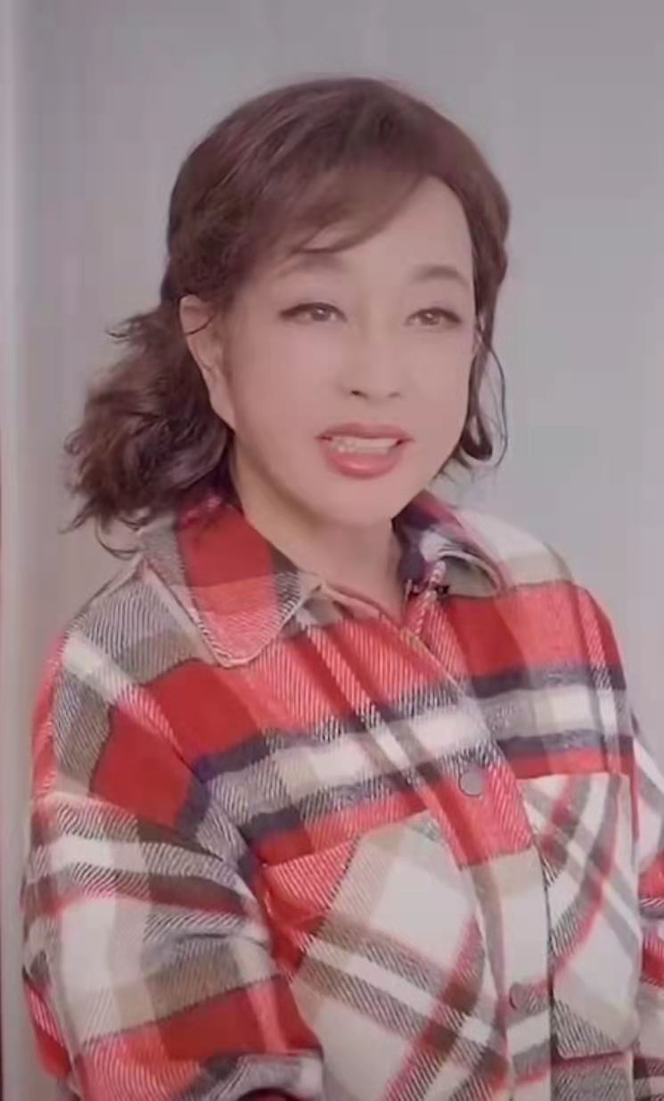 放几张照片前后对比一下,看看刘晓庆年轻时和现在有啥不一样?