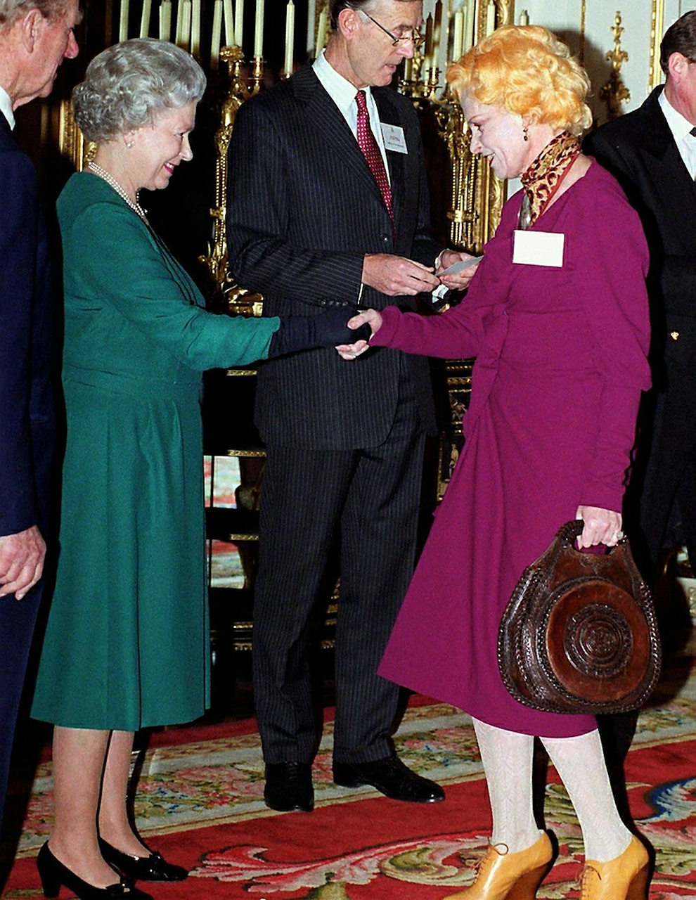 英国王室里,尤金妮公主是vivienne westwood的铁粉.