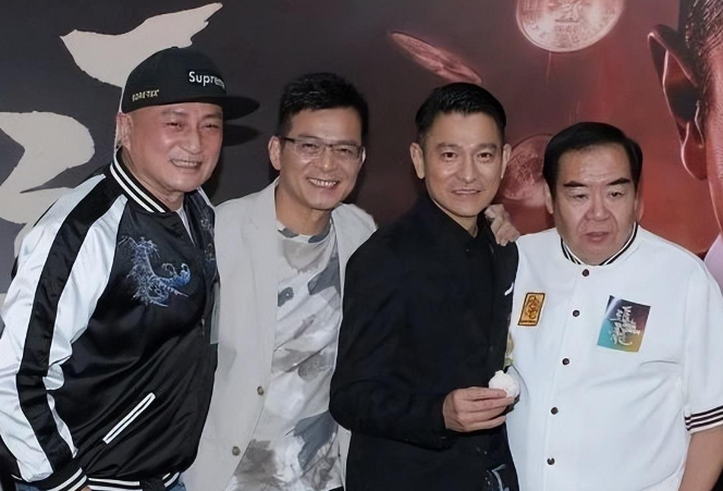 71岁郑则仕和刘德华搭档,圆滚滚肚子稳坐在中间,看起来老态龙钟