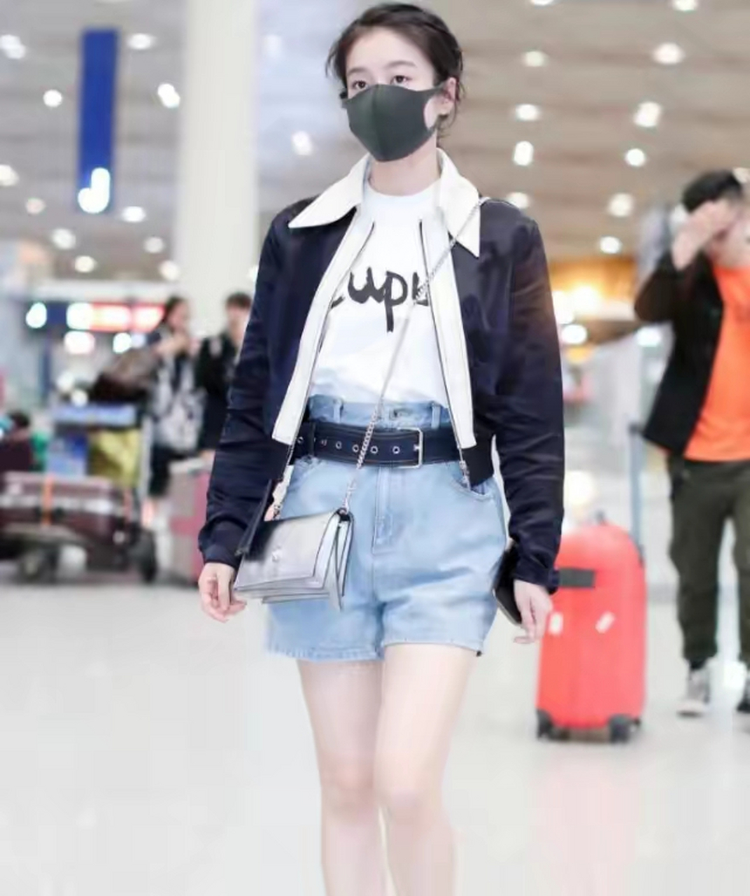 网友:"馒头干"的牛仔短裤搭配超小外套,张雪迎彻底改变自己的风格