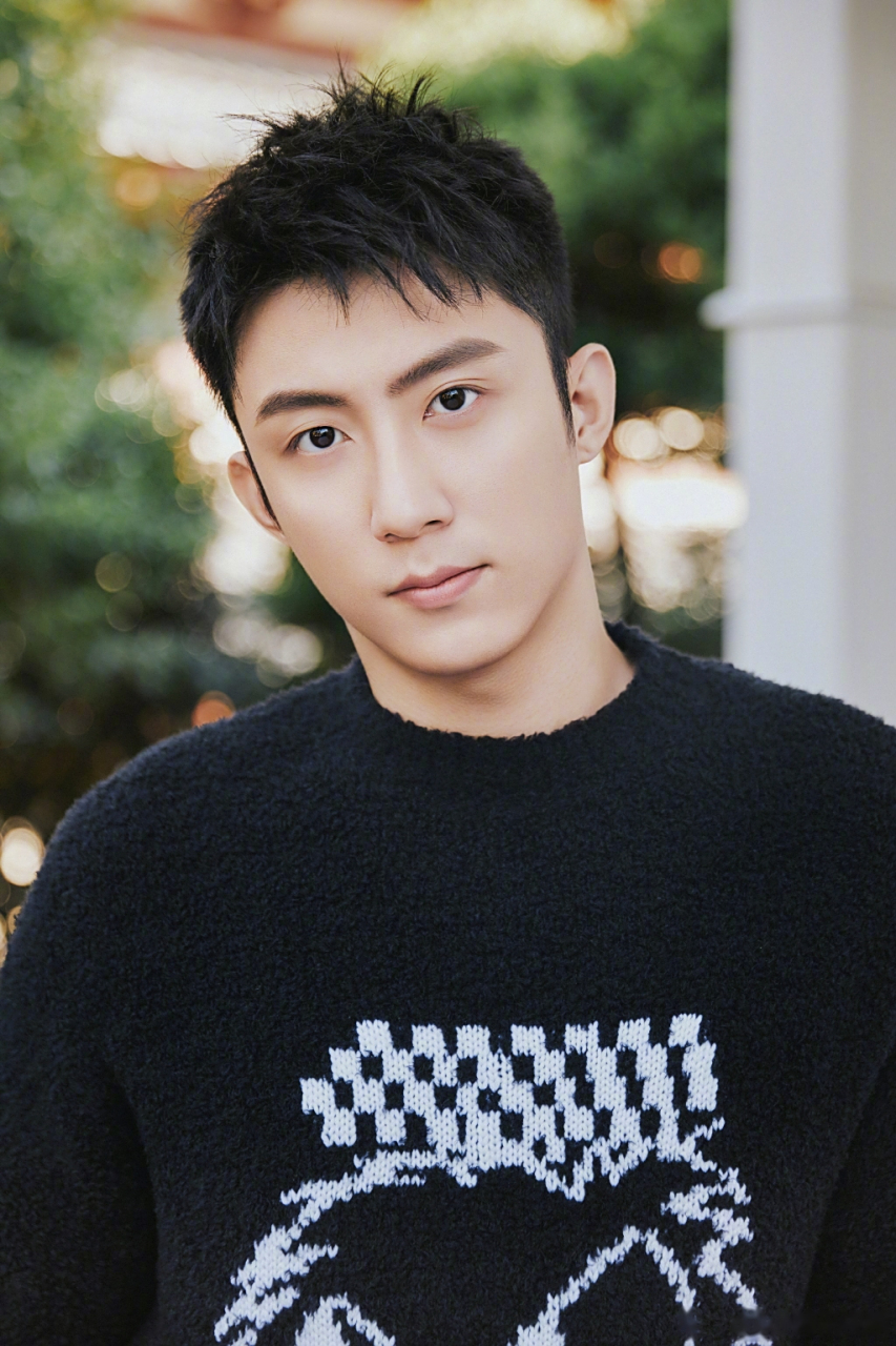 黄景瑜,1992年出生于辽宁省丹东市,身高187cm,体重80kg,毕业于辽东