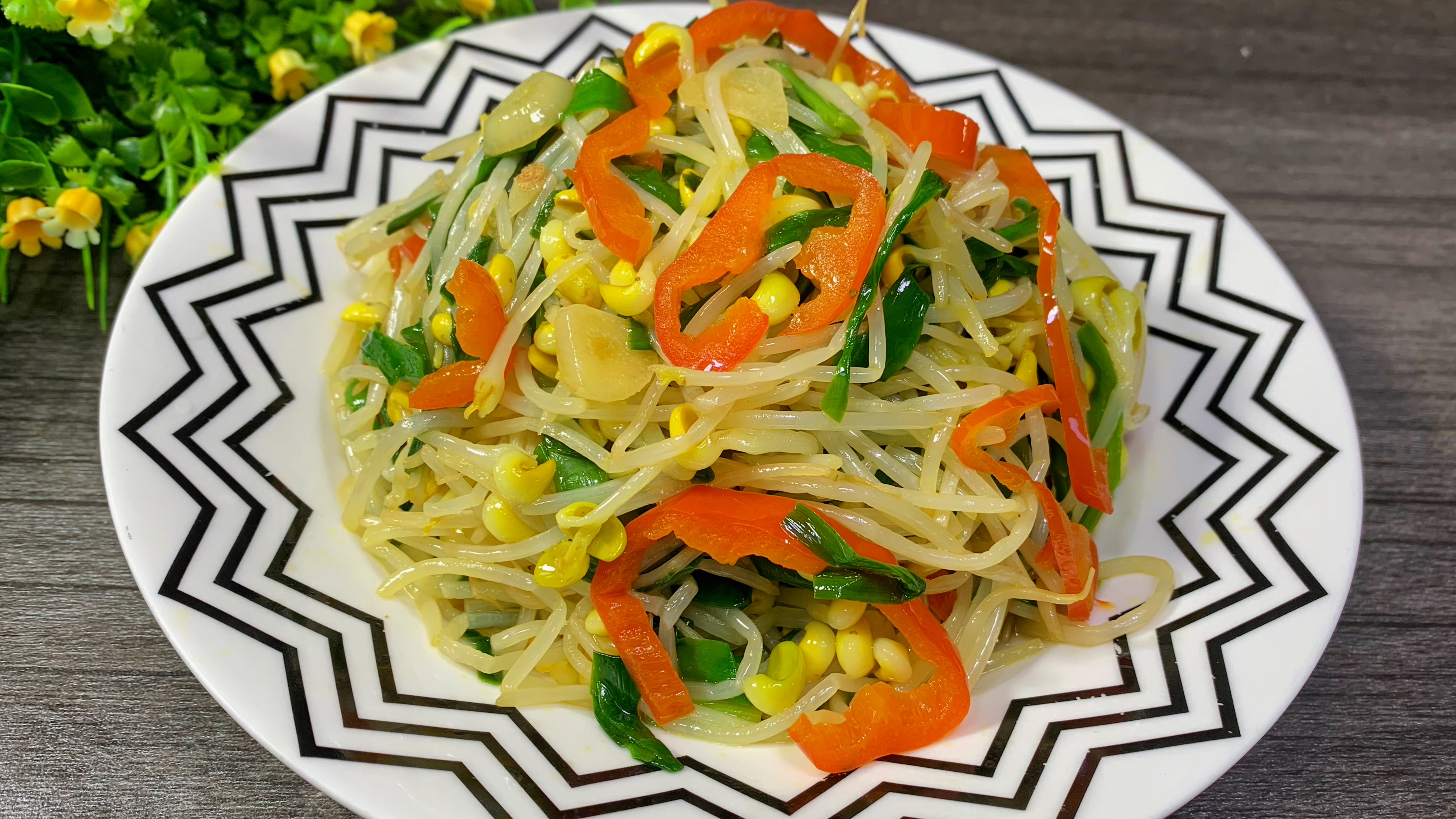 韭菜炒豆芽简单家常做法,口感清脆,鲜香味美,真的是下酒又下饭